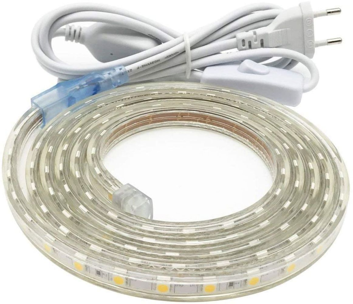 Eine aufgerollte LED-Lichtleiste mit weißem Netzkabel, Stecker und Schalter. Der Streifen ist transparent mit kleinen, gelben LEDs.