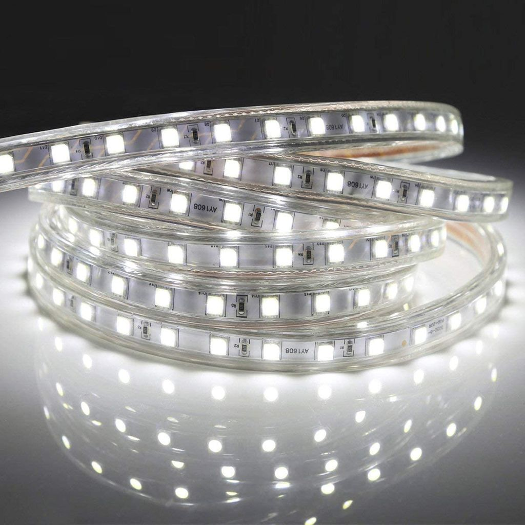 Ein aufgerolltes LED-Band strahlt hellweißes Licht aus. Seine Reflexion ist auf einer glänzenden Oberfläche sichtbar. Das Band ist mit 'AYI 608' beschriftet.