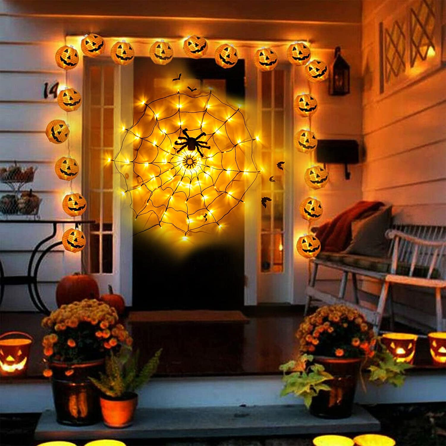 Halloween-Veranda mit Kürbislichtern, Spinnennetz und Kürbissen dekoriert. Blumen und eine Bank sind ebenfalls vorhanden.