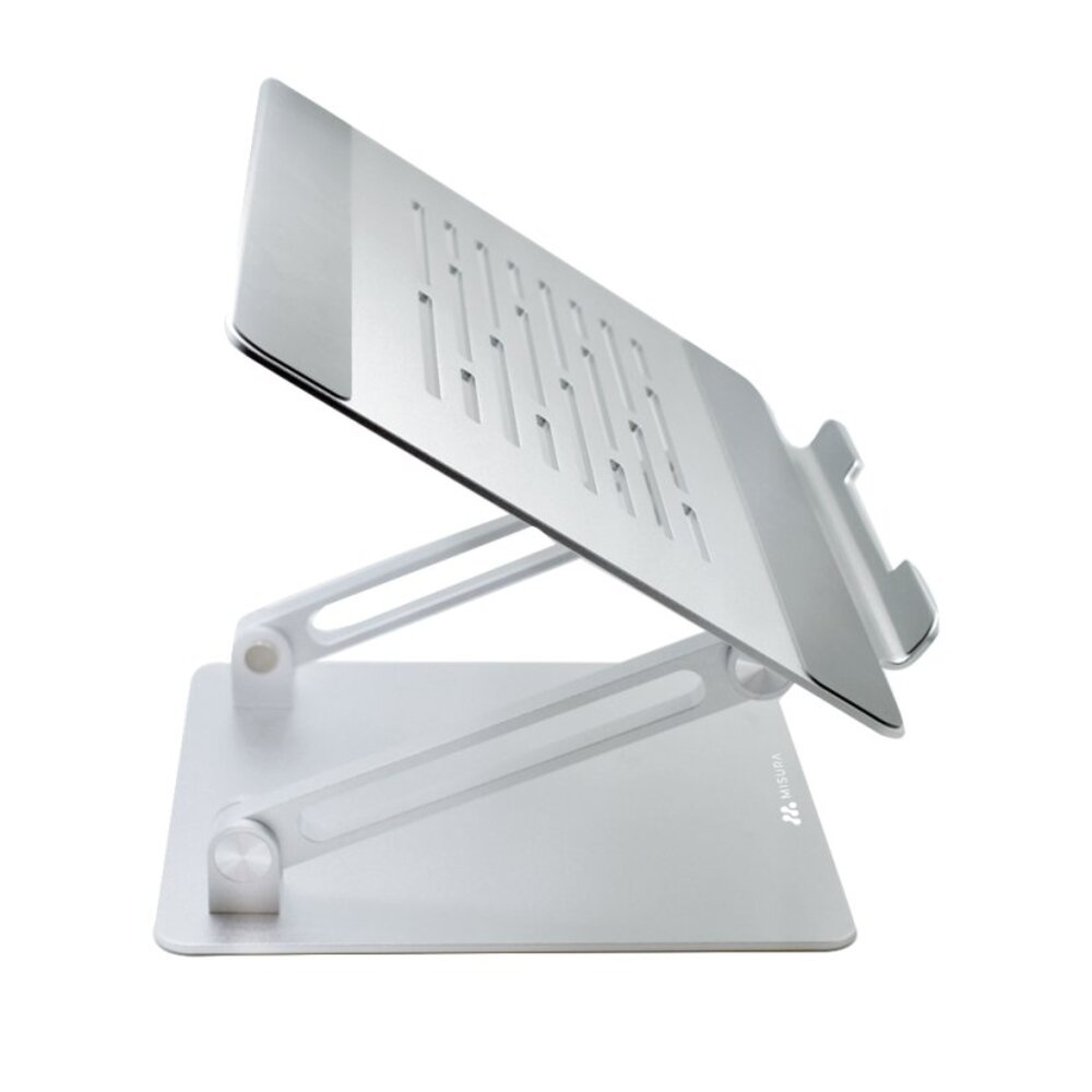 Srebrny stojak na laptopa. Jest pochylony, z perforowaną górną powierzchnią i regulowanymi ramionami. Podstawa jest solidna.