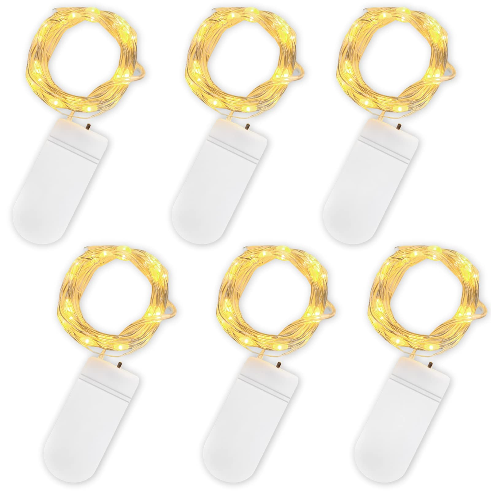 Sechs Sätze warmweißer LED-Lichterketten, jeweils mit einem weißen Akkupack, angeordnet vor weißem Hintergrund.