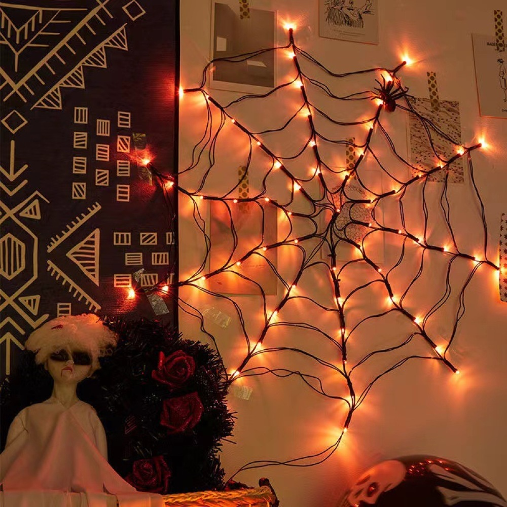 Eine Halloween-Dekoration mit einem Spinnennetz aus Lichtern, einer Puppe und einem Kranz. Der Hintergrund hat Zeichnungen und Bilder.