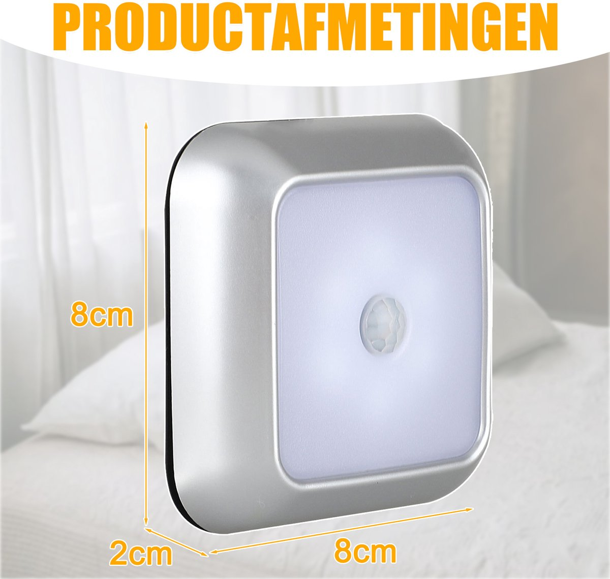 Ein quadratisches silbernes Nachtlicht mit Bewegungssensor. Abmessungen sind 8x8x2cm. Es befindet sich auf einer weißen Oberfläche, mit unscharfem Hintergrund.