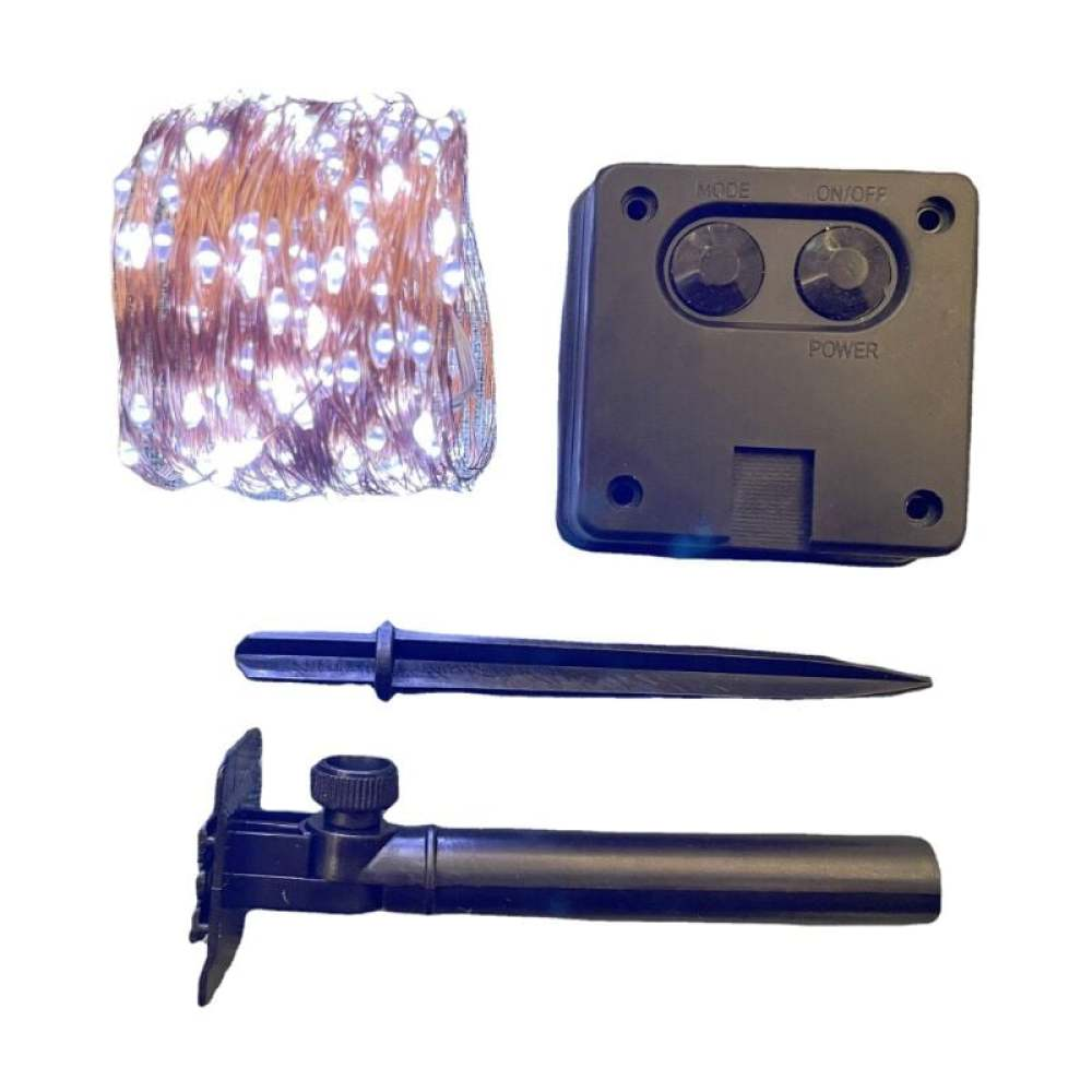 Set aus solarbetriebenen Lichterketten mit Bedienfeld, Erdspieß und Montagehalterung. Lichter sind weiß, Komponenten sind schwarz.