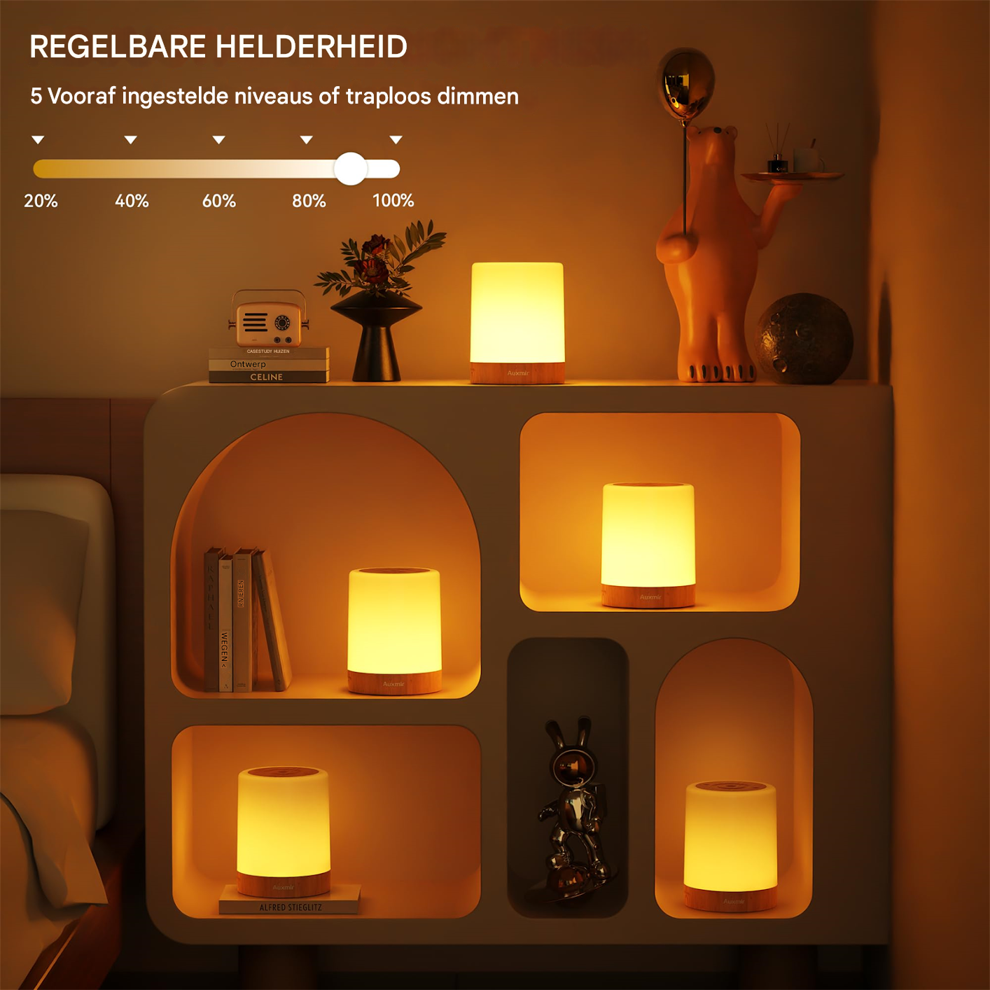 L'immagine mostra lampade con diversi livelli di luminosità. Gli scaffali mostrano lampade, libri e decorazioni, creando un'atmosfera calda e accogliente.