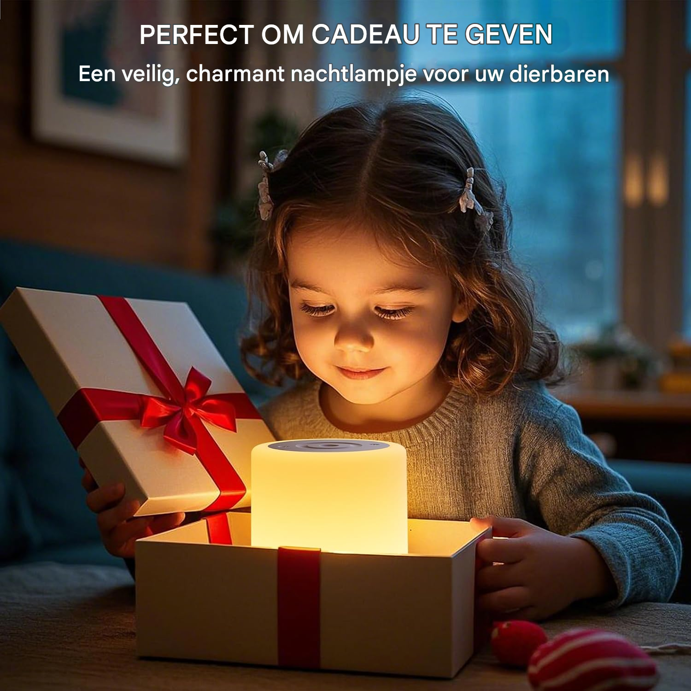 Una bambina apre un pacco regalo con una lampada luminosa all'interno. La scatola ha un nastro rosso. La bambina sorride e guarda la lampada.