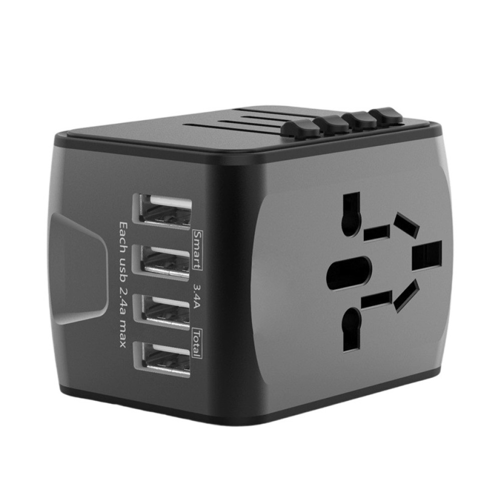 Ein schwarzer Reiseadapter mit USB-Anschlüssen und Universalsteckdosen. Text: „Each usb 2.4a max“ und „Smart 3.4A Total“.