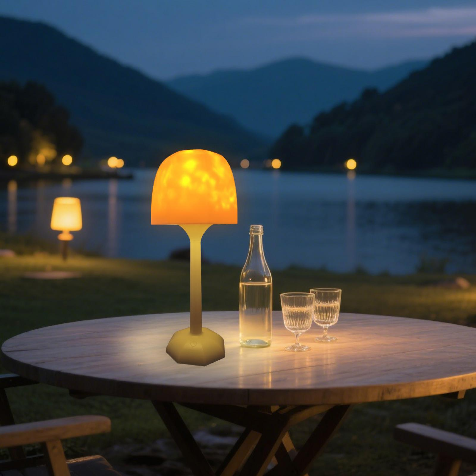 Ein Tisch bei Nacht mit Lampe, Flasche und Gläsern. Berge und See im Hintergrund. Eine weitere Lampe in der Ferne.