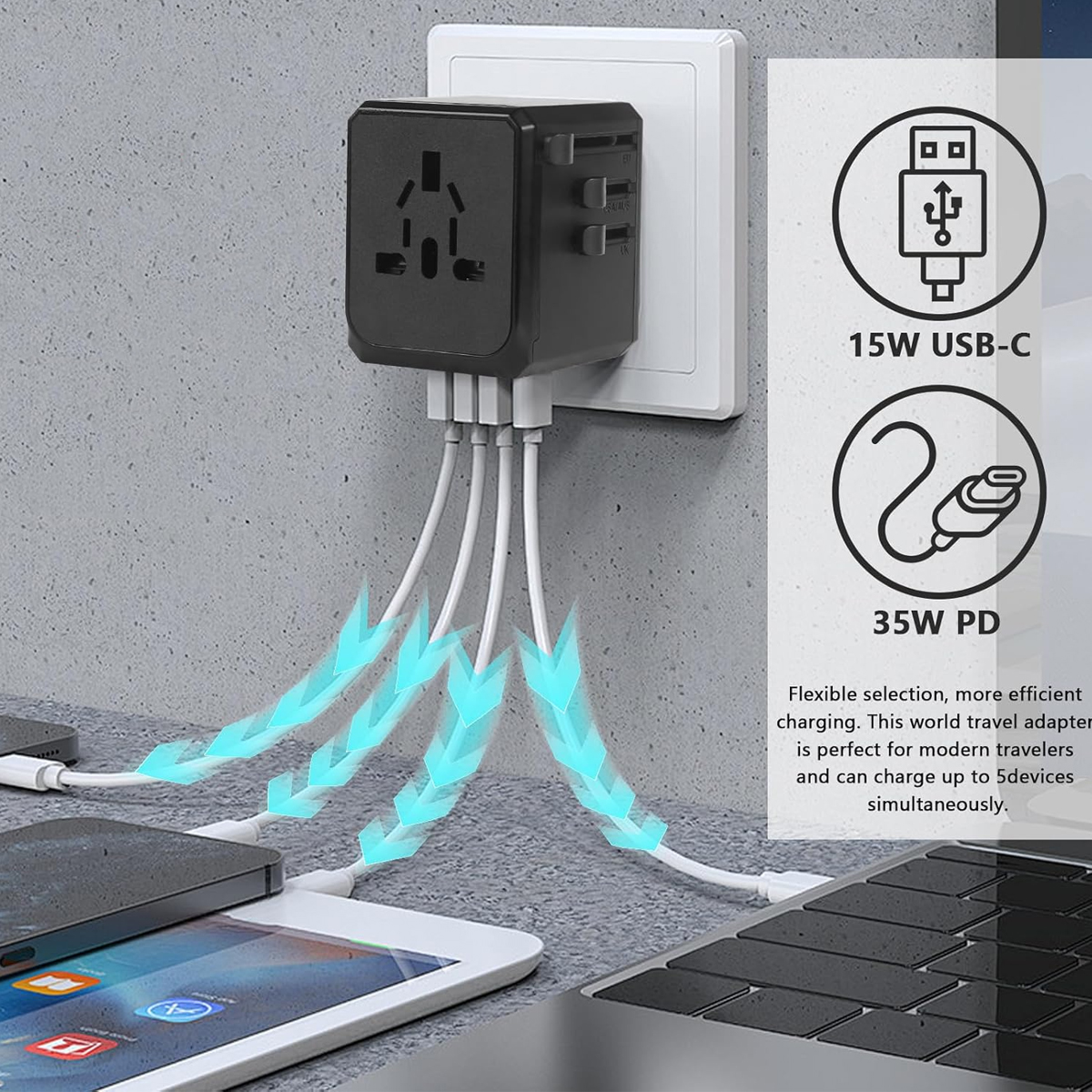Schwarzer Reiseadapter, der an eine Steckdose angeschlossen ist, mit Kabeln, die mit Laptop, Tablet und Telefon verbunden sind.