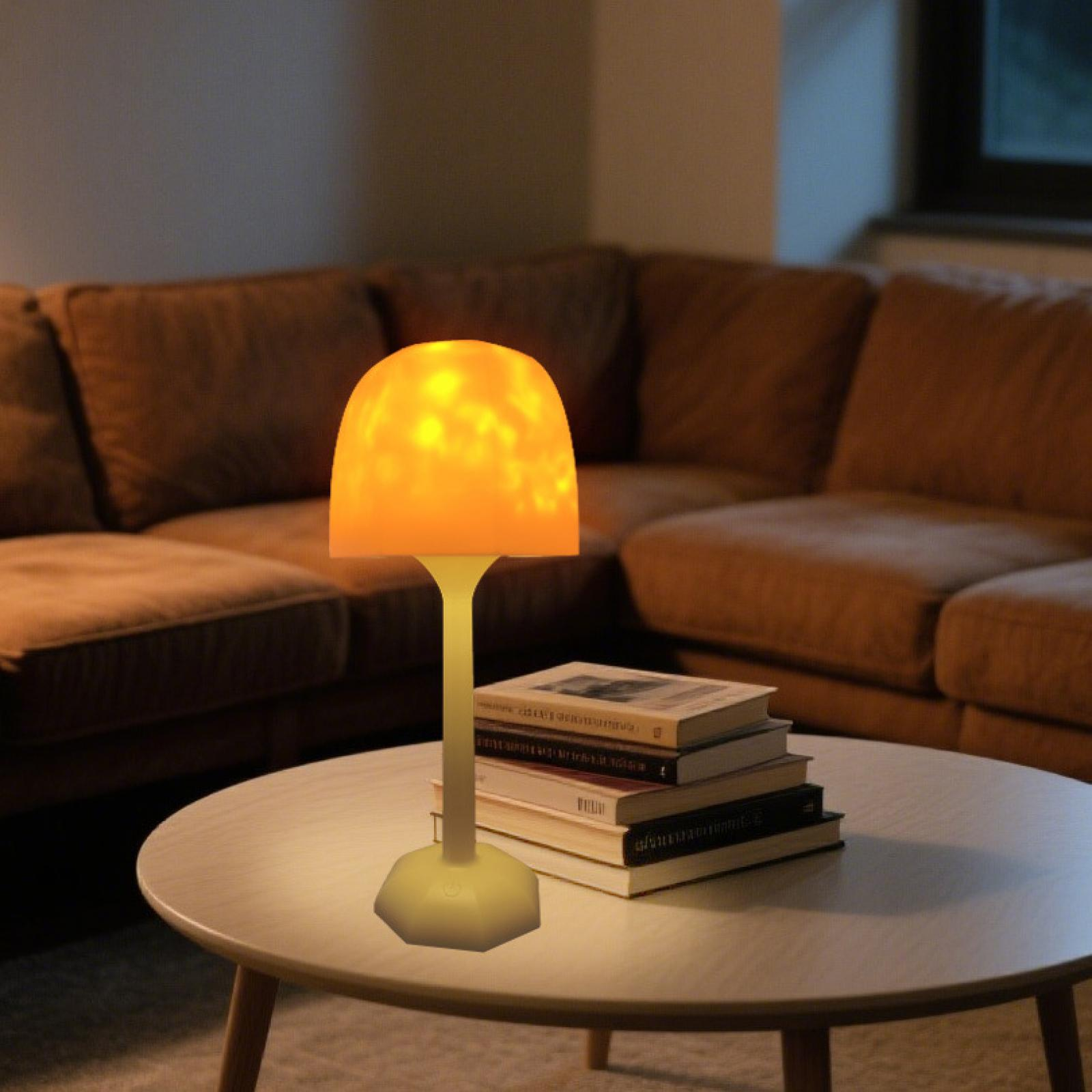 Eine leuchtende Lampe auf einem Tisch mit Büchern. Im unscharfen Hintergrund befindet sich ein braunes Sofa. Die Lampe ist gelb.