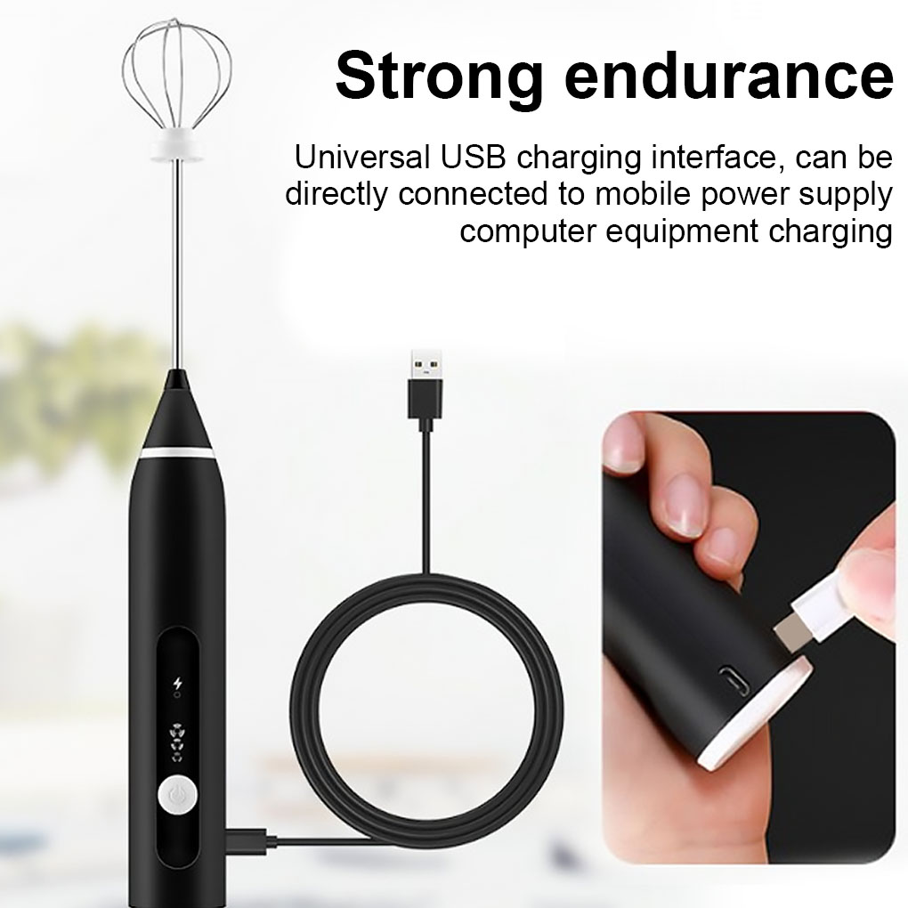 Ein schwarzer Handmixer mit USB-Aufladung. Eine Hand steckt ein USB-Kabel ein. Text: Starke Ausdauer, USB-Ladeschnittstelle.