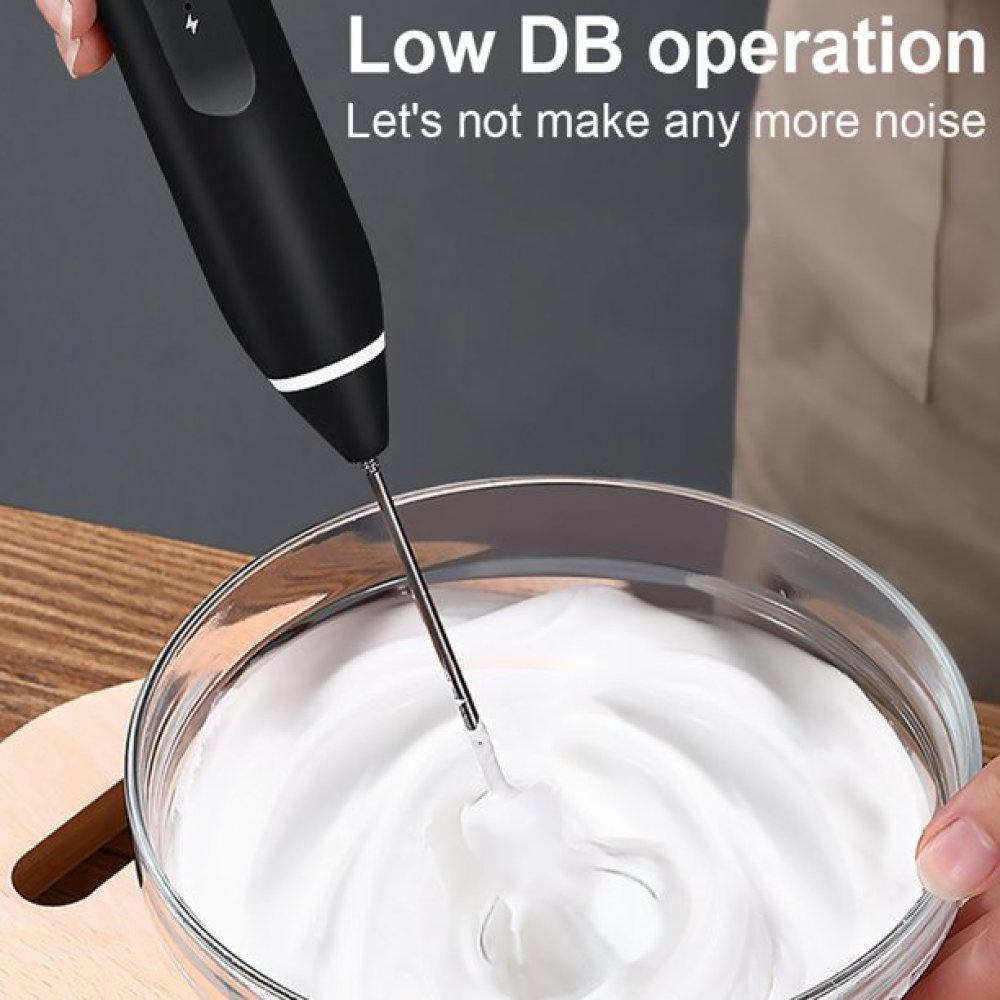 Ein schwarzer Milchaufschäumer verrührt Sahne in einer Glasschüssel. Eine Hand hält die Schüssel, Text: 'Low DB operation'.