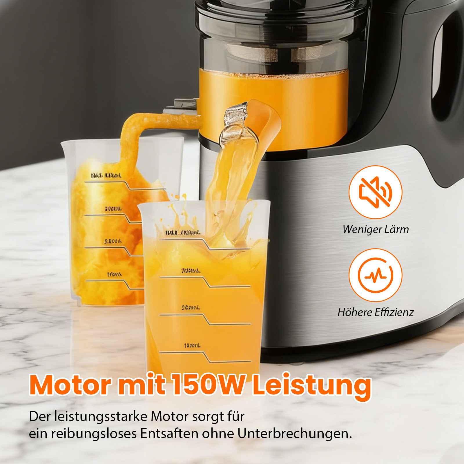Entsafter mit Orangensaft, der in einen Messbecher gegossen wird. Text: Motor mit 150W Leistung. Hintergrund: weiße Oberfläche.