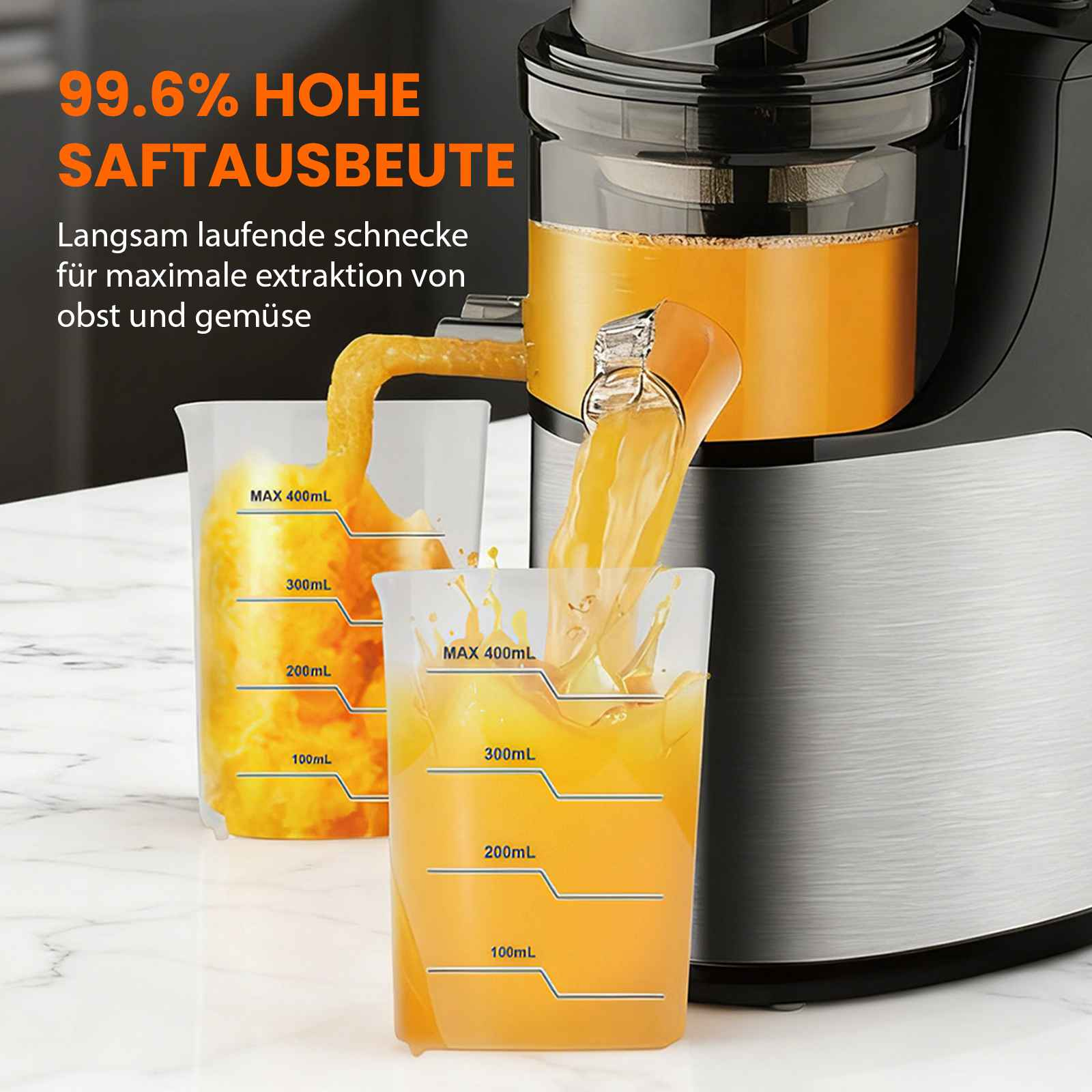 Ein Entsafter gießt Orangensaft in einen Messbecher. Die Maschine ist schwarz und silber, mit Text, der eine hohe Saftausbeute anzeigt.