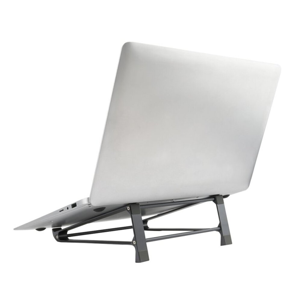 Srebrny laptop na czarnym stojaku. Laptop jest otwarty, skierowany w górę. Tło jest białe.