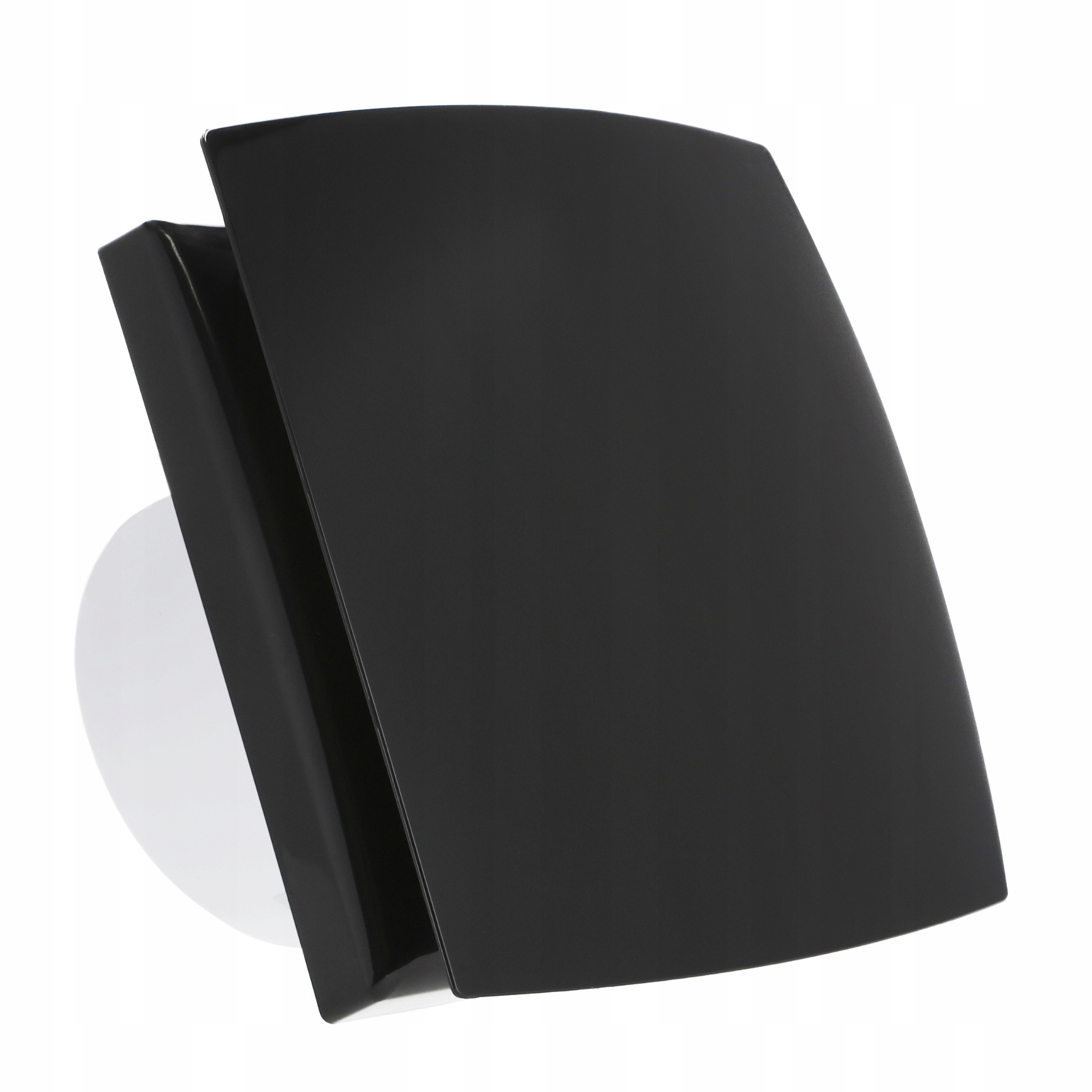 Czarna, kwadratowa osłona wentylacyjna z zakrzywionym wierzchem. Ukośna w lewo, odsłania biały, okrągły element.