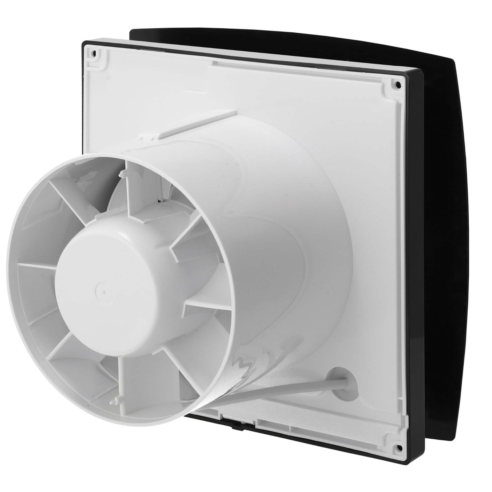 Biało-czarny wentylator. Ma kwadratową ramę i cylindryczny wentylator. Łopatki wentylatora są białe.