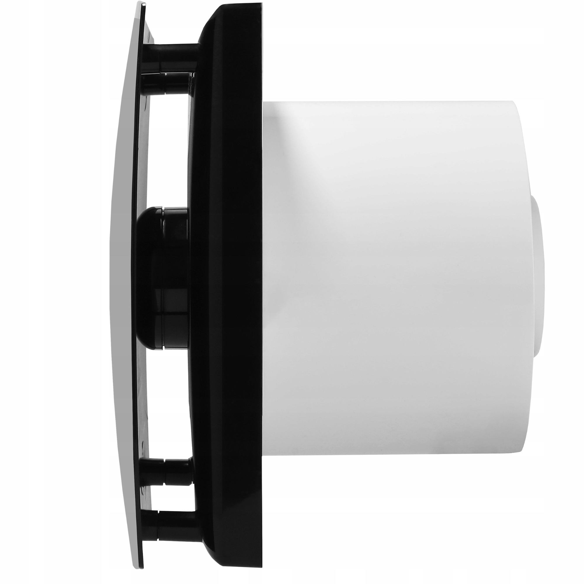 Biało-czarny wentylator. Ma kwadratową czarną ramę z białym cylindrycznym korpusem.