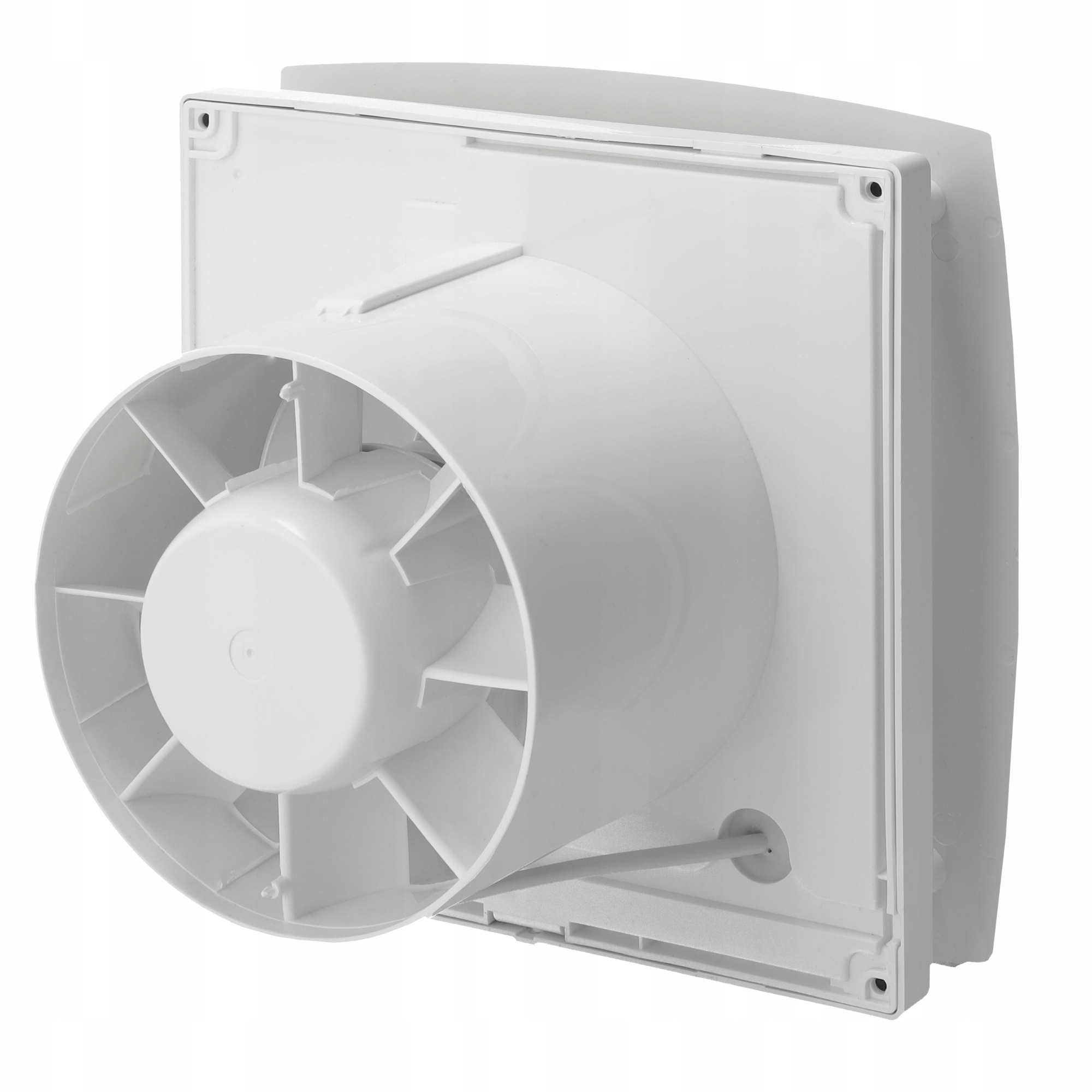 Biały wentylator. Ma kwadratową ramę i cylindryczną obudowę wentylatora. Widoczne są łopatki.