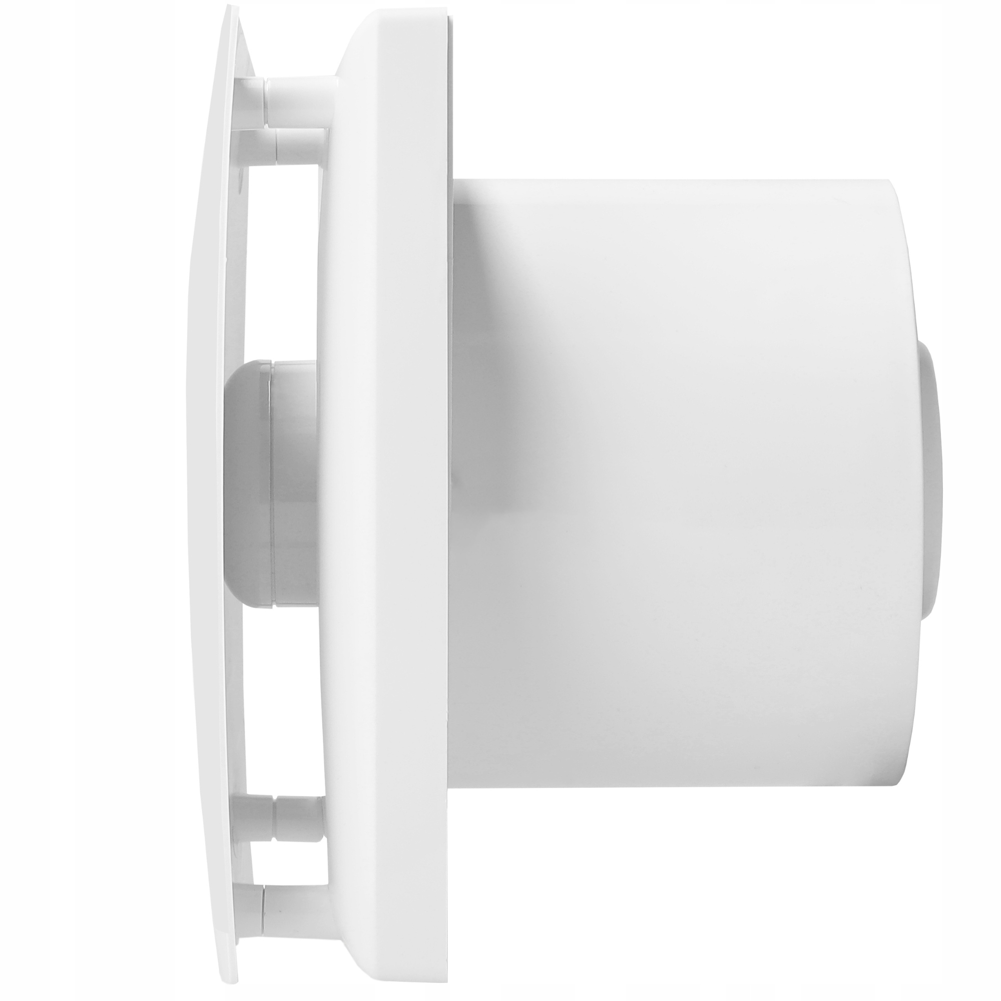 Biały wentylator z boku. Ma kwadratowy przód i cylindryczny korpus. Tło jest białe.