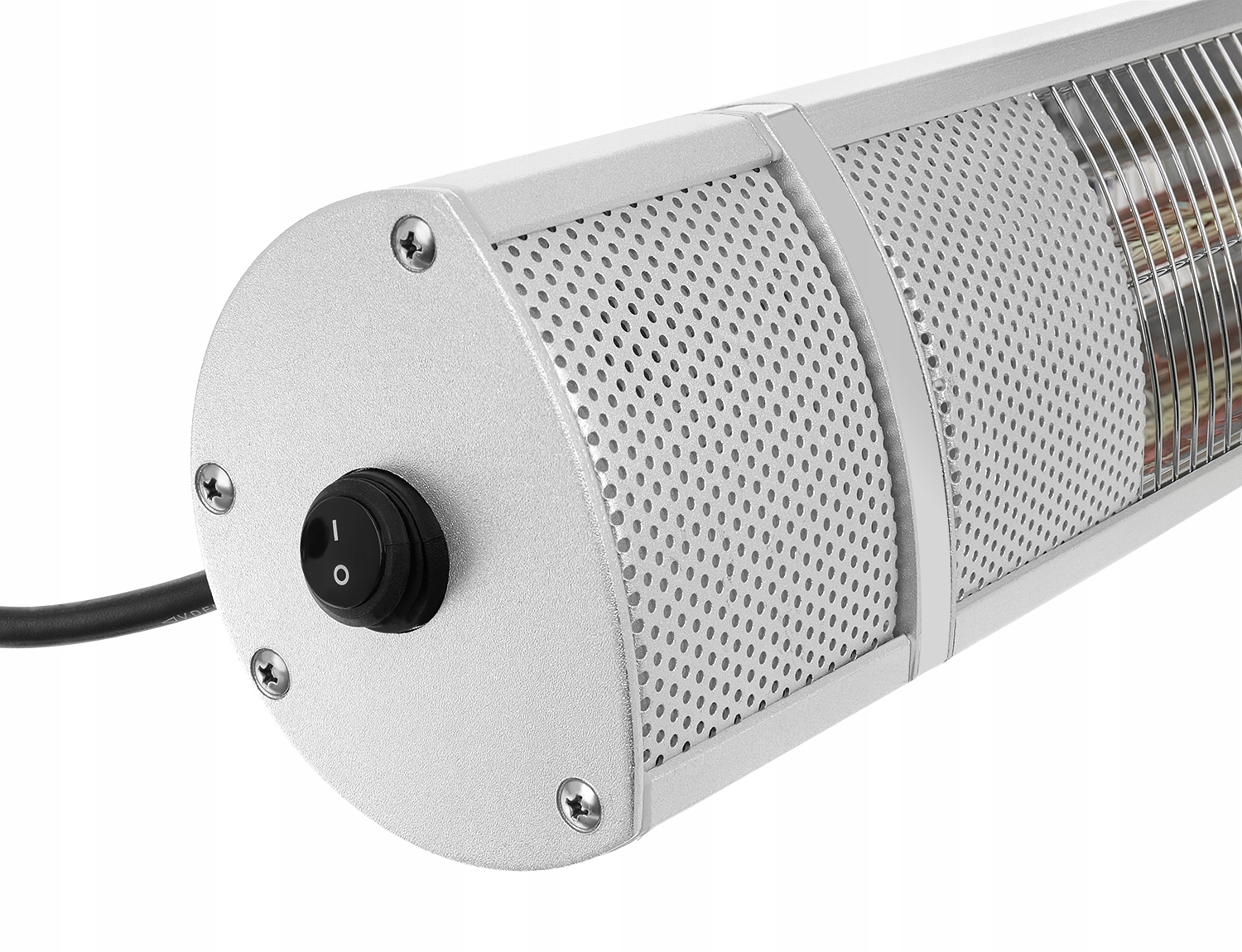 Zbliżenie srebrnej grzałki elektrycznej z czarnym przyciskiem zasilania. Ma perforowaną metalową osłonę i widoczny element grzejny.
