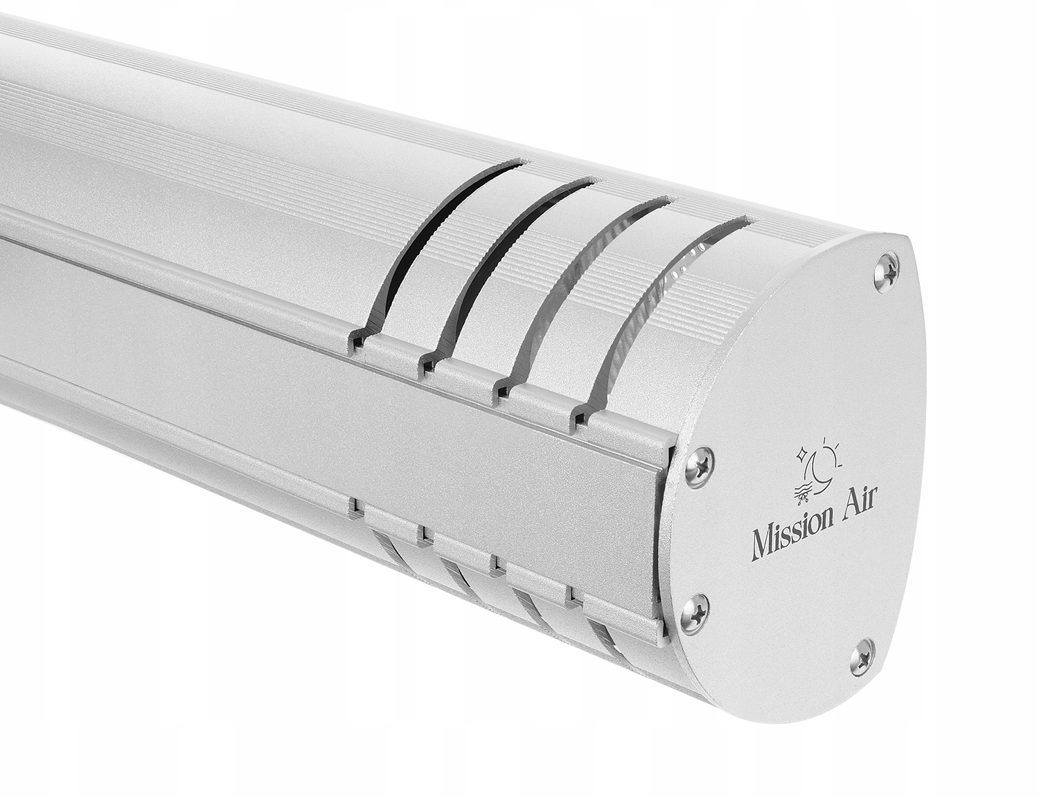 Zbliżenie srebrnego cylindrycznego obiektu z otworami wentylacyjnymi i napisem Mission Air. Tło jest białe.