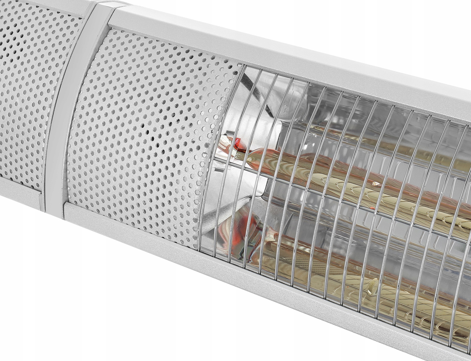 Zbliżenie srebrnego grzejnika elektrycznego. Ma perforowaną metalową osłonę, pręty ochronne i elementy grzejne. Tło jest białe.