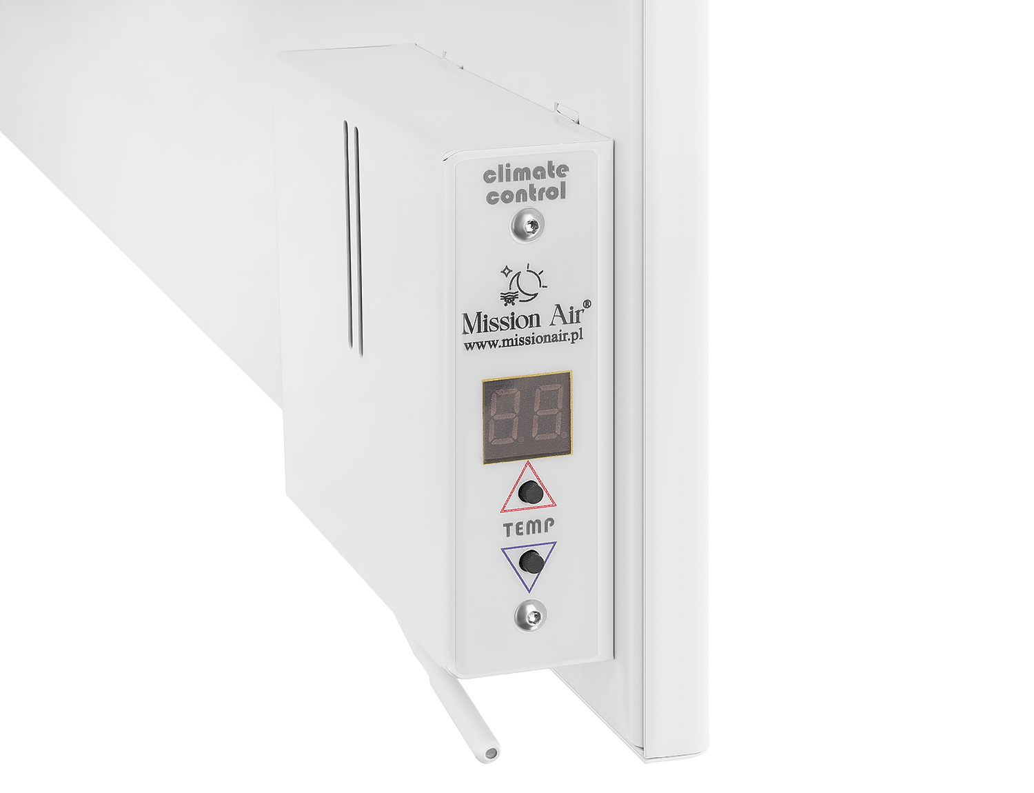 Białe urządzenie do kontroli klimatu z cyfrowym wyświetlaczem '88'. Posiada przyciski sterowania i logo 'Mission Air'. Zamontowane na białej ścianie.