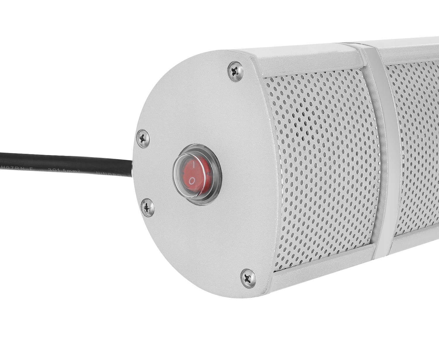 Zbliżenie srebrnego urządzenia z czerwonym przyciskiem zasilania. Ma perforowaną metalową powierzchnię i czarny kabel.