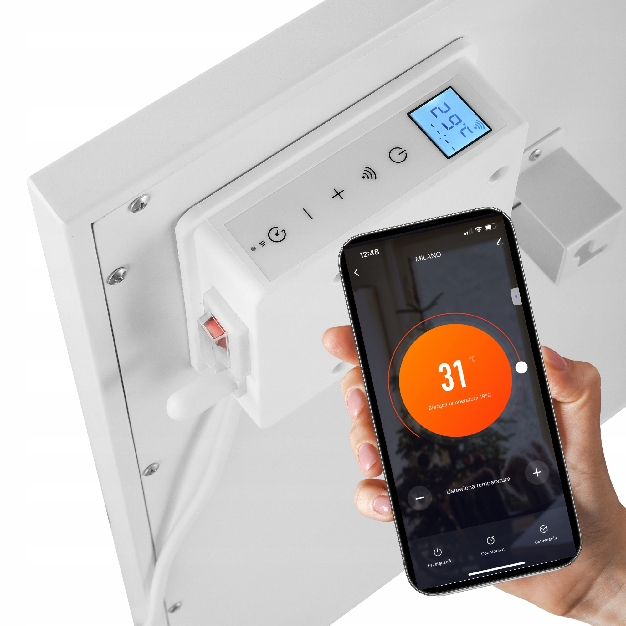 Ręka trzyma telefon z temperaturą 31°C, w pobliżu białego panelu z cyfrowym wyświetlaczem 29,5.