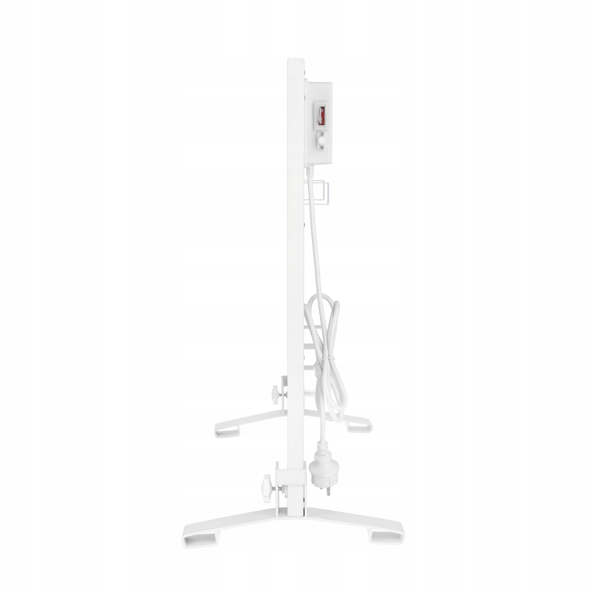 Biały grzejnik elektryczny stoi pionowo. Ma włącznik, przewód i wtyczkę. Tło jest białe.