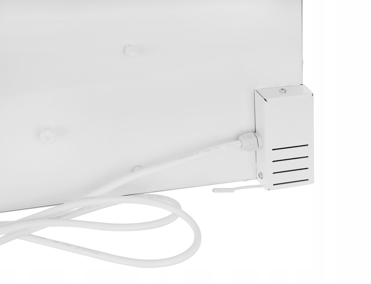 Biały element elektryczny z białym kablem. Element ma metalową obudowę z otworami wentylacyjnymi. Tło jest białe.