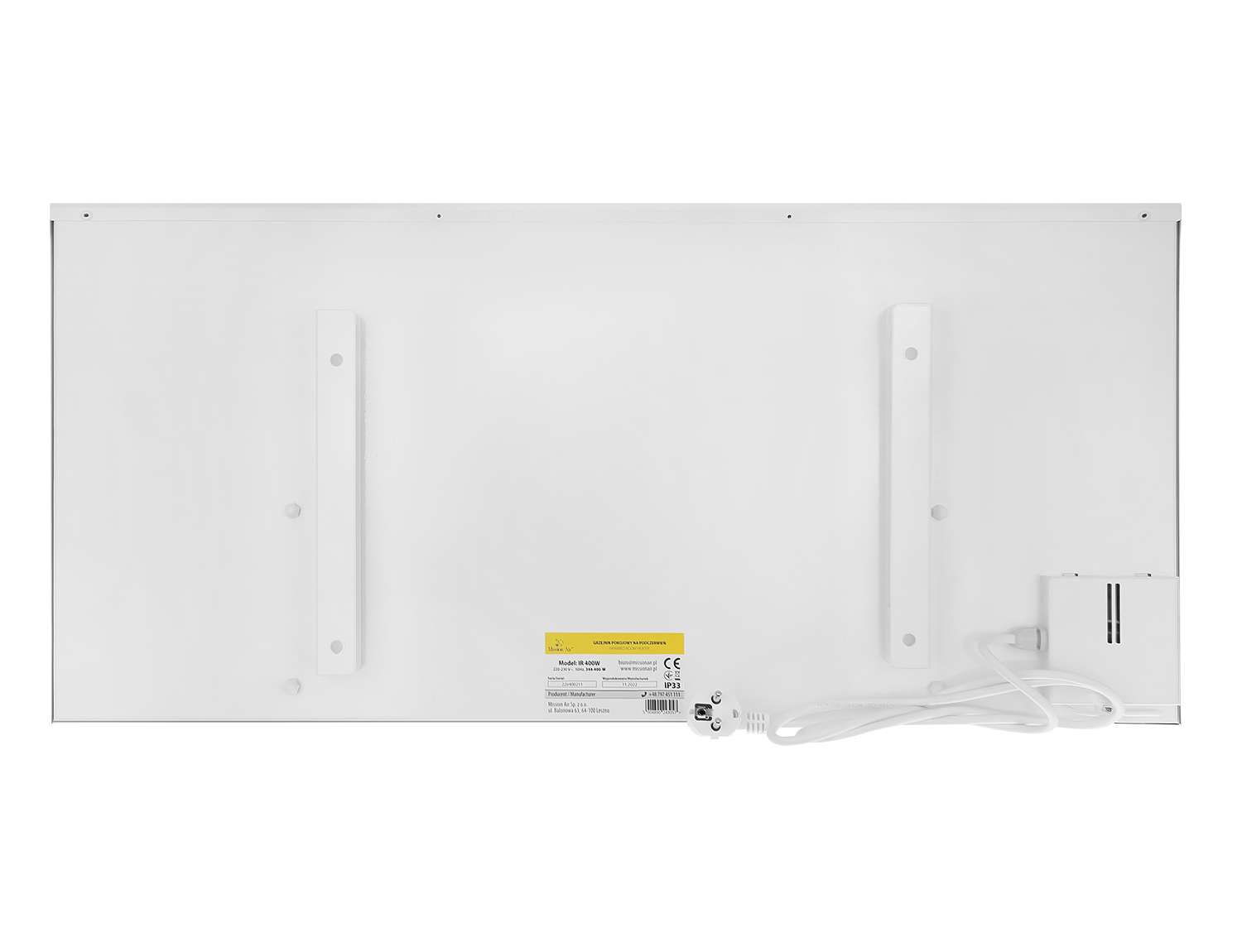 Biały prostokątny grzejnik z uchwytami montażowymi, etykietą i przewodem zasilającym. Tło jest białe.