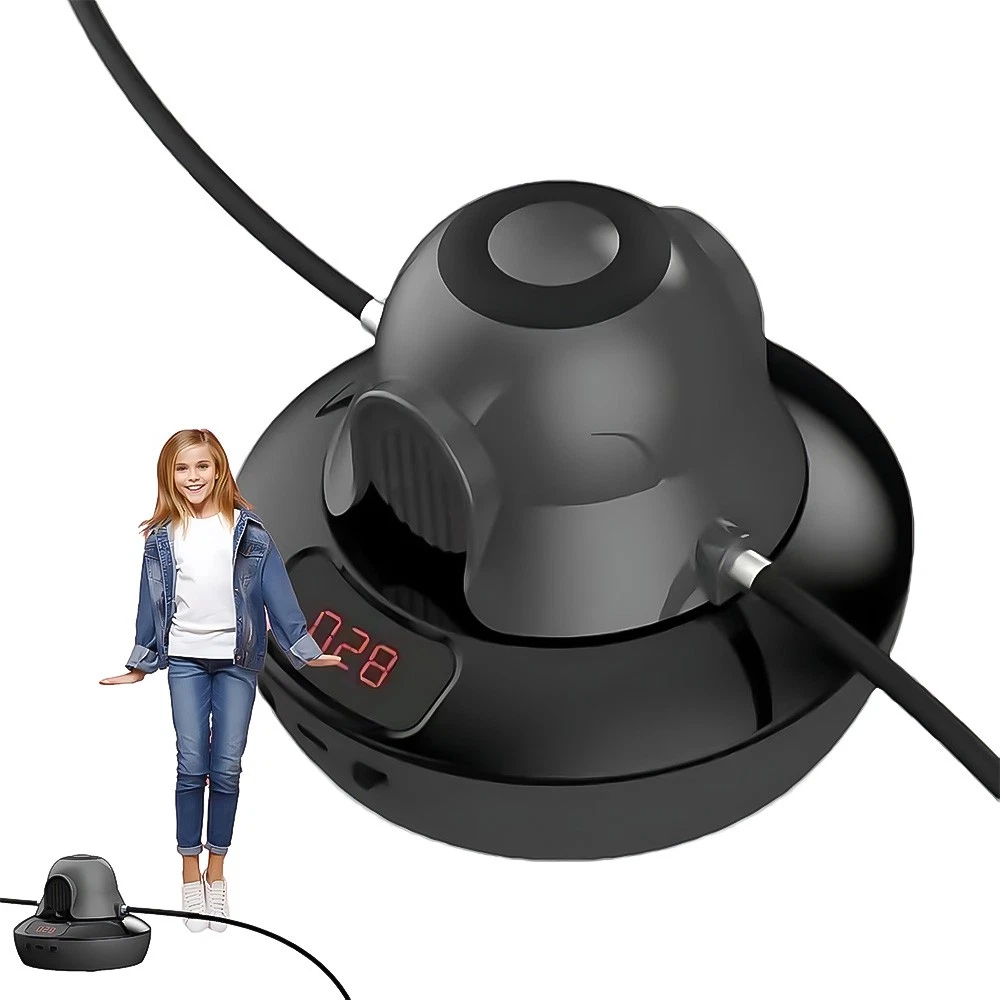 Ein Mädchen steht neben einem schwarzen Gerät mit Digitalanzeige '028'. Ein kleineres Gerät befindet sich zu ihren Füßen. Beide Geräte haben Kabel.