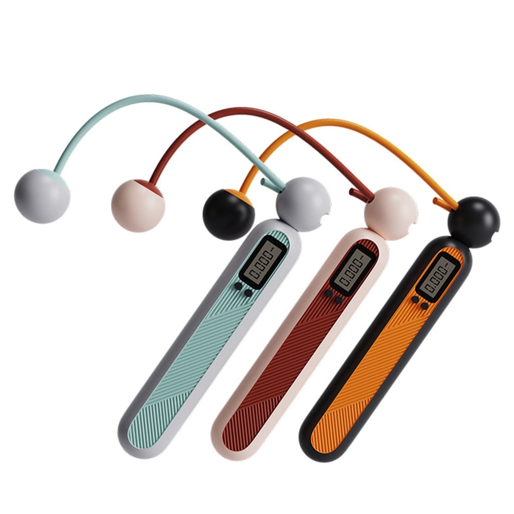 Vier Springseile mit Digitalzählern. Jedes hat einen andersfarbigen Griff und Ball: blau, rosa, schwarz und orange. Weißer Hintergrund.