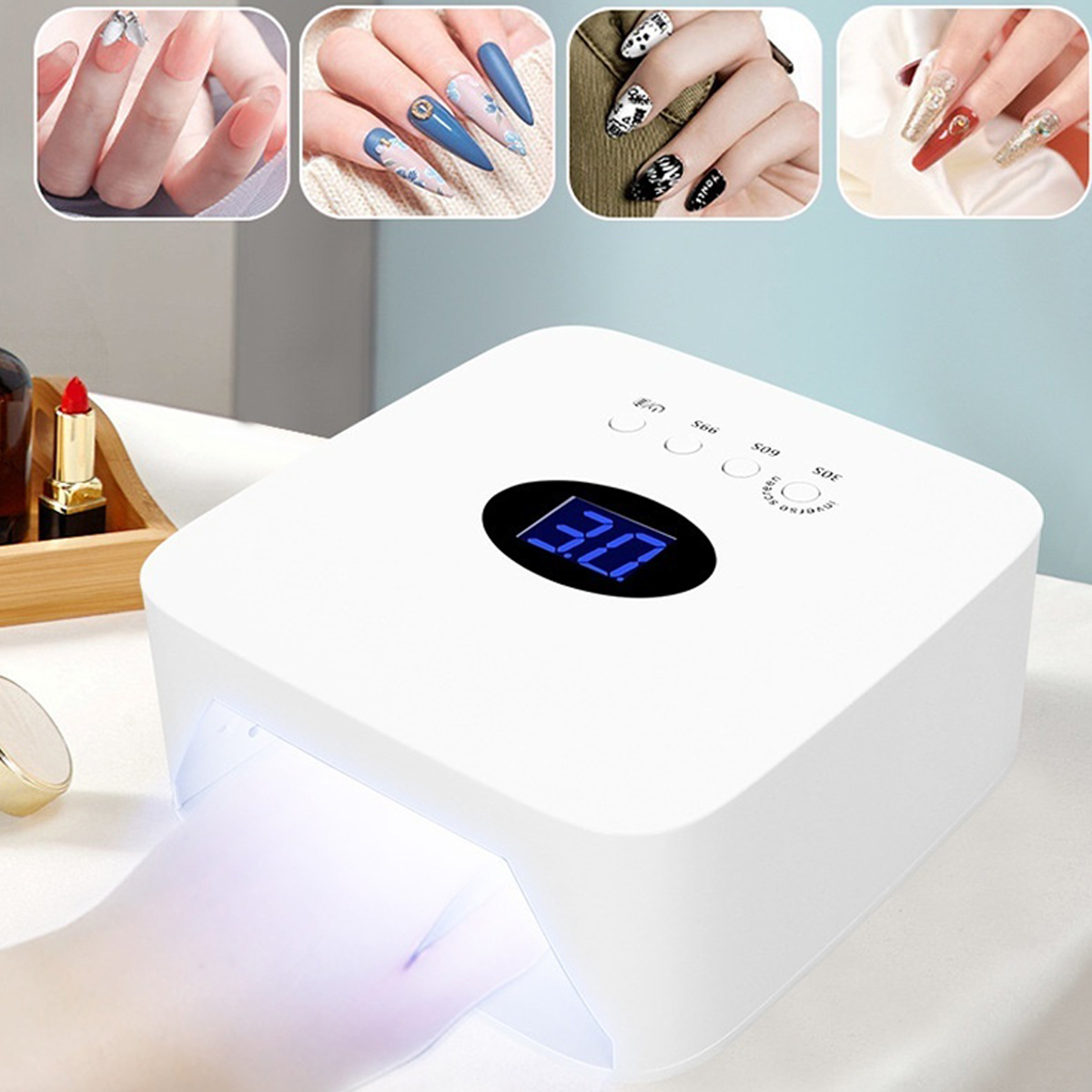 Eine weiße Nagellampe mit Digitalanzeige, die 30 Sekunden anzeigt. Eingefügte Bilder zeigen verschiedene Nageldesigns. Eine Hand ist in der Lampe.