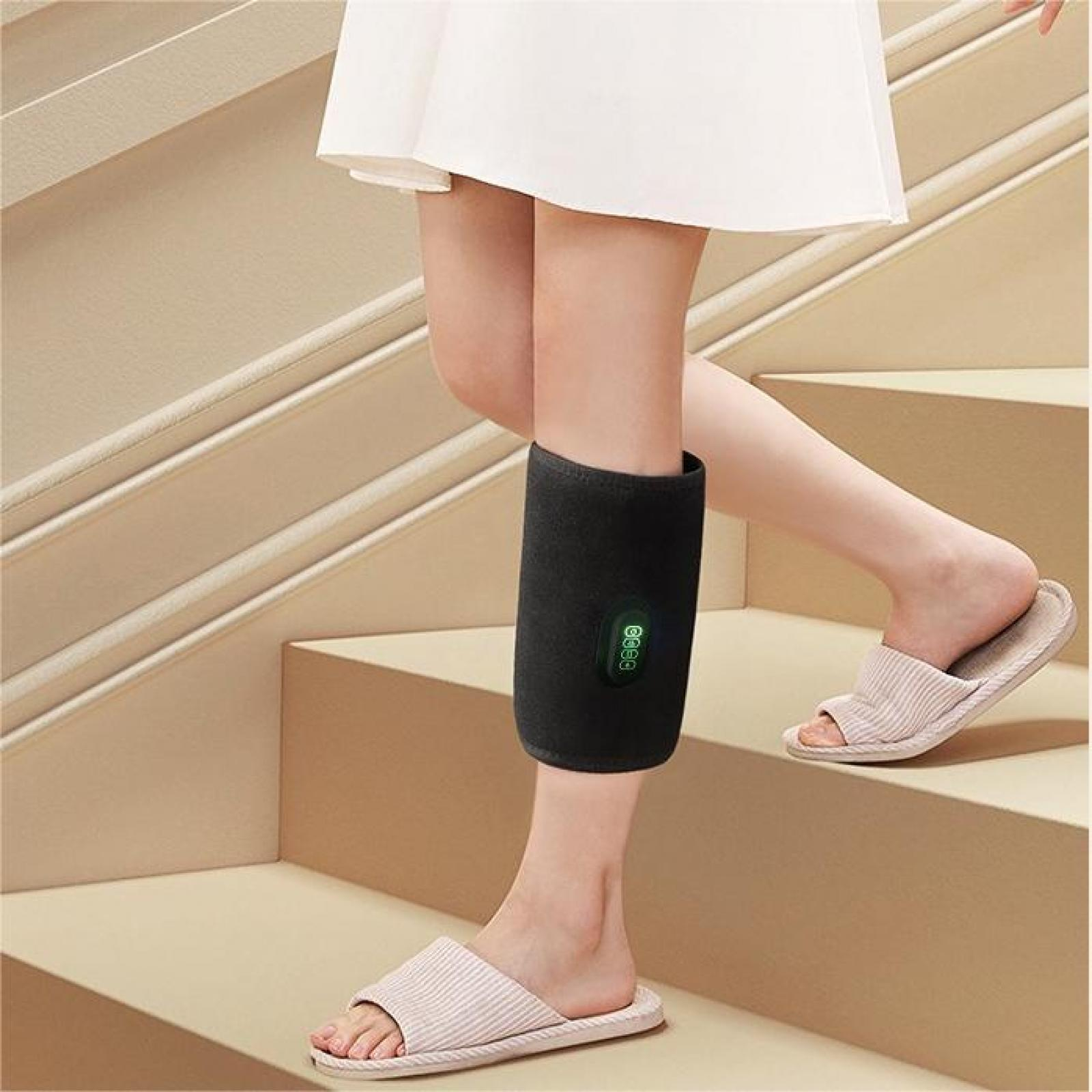 Eine Person mit einer schwarzen Beinbandage, die auf einer Treppe steht und Hausschuhe trägt. Der Hintergrund ist eine beige Treppe.