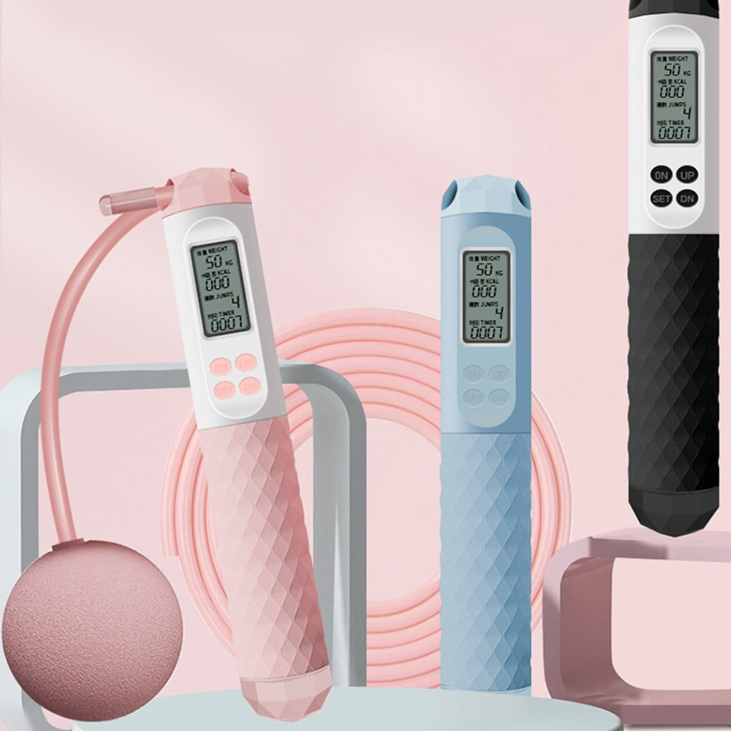 Drei Springseile: rosa, blau und schwarz. Jedes hat ein digitales Display, das Gewicht, Kalorien und Zeit anzeigt. Rosa Seil hat einen Ball.