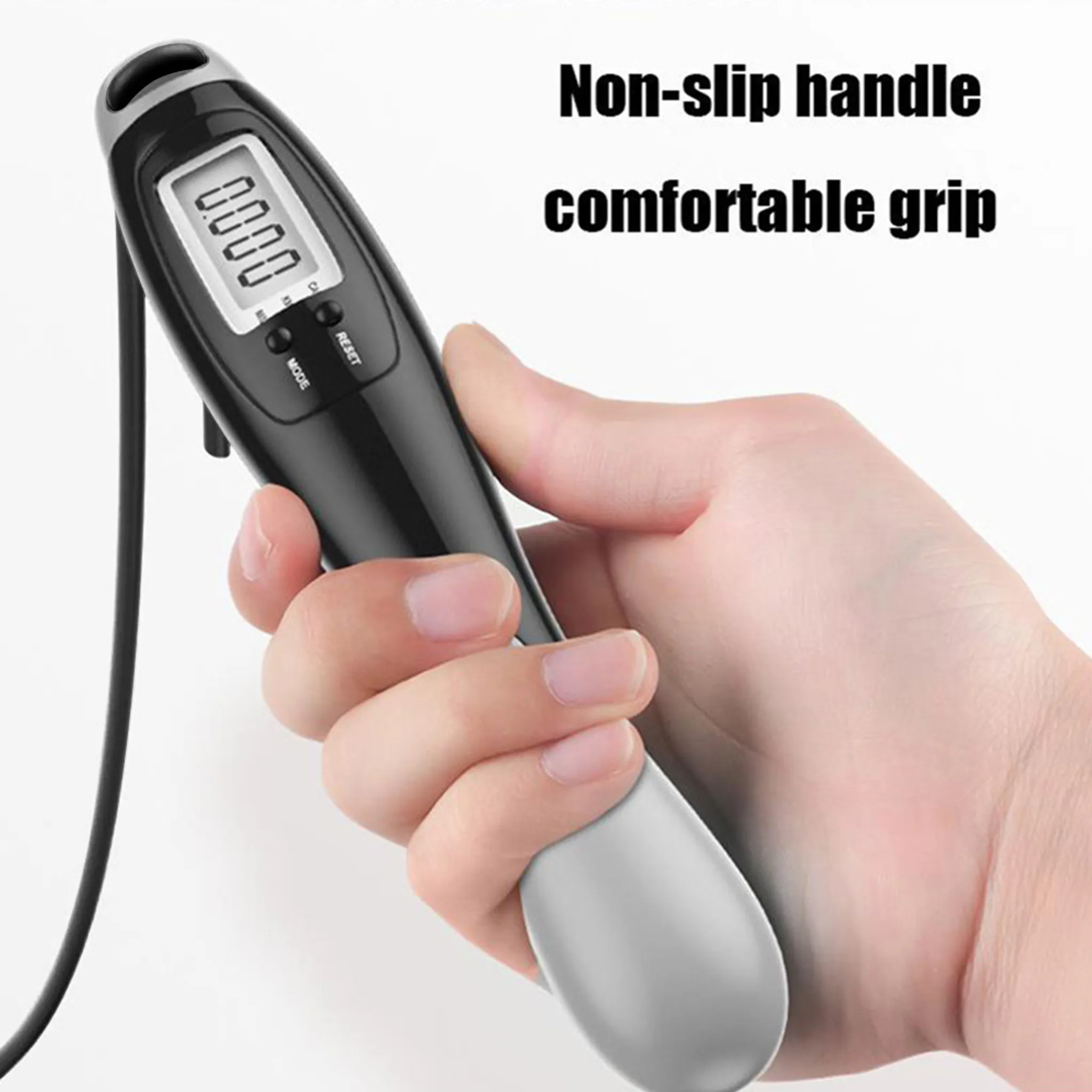 Eine Hand, die einen schwarzen Springseilgriff mit digitaler Anzeige hält, die '0000' anzeigt. Der Griff ist am Ende grau.