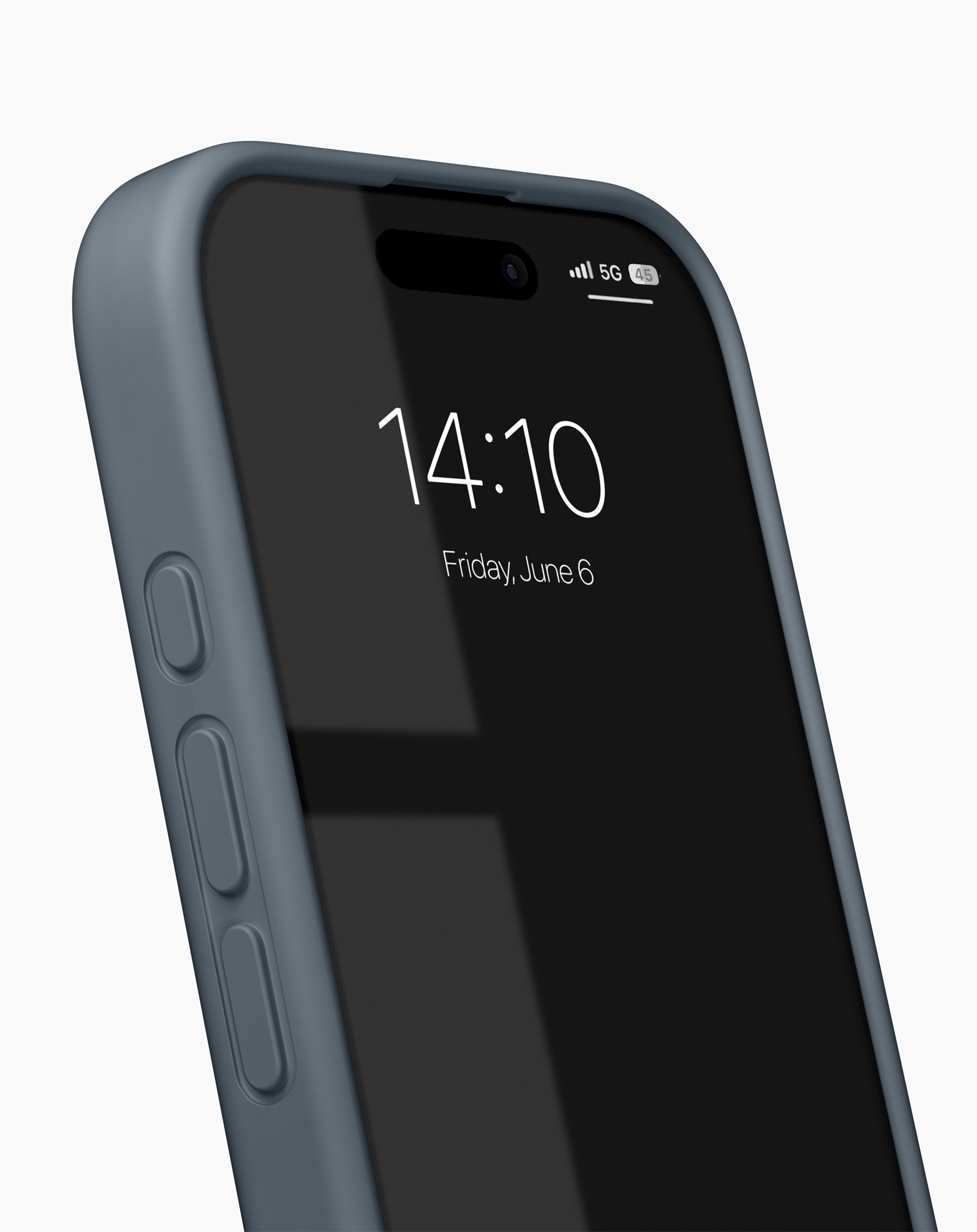 Ein Smartphone mit dunklem Bildschirm zeigt Uhrzeit und Datum an. Das Telefon hat eine blaue Hülle.