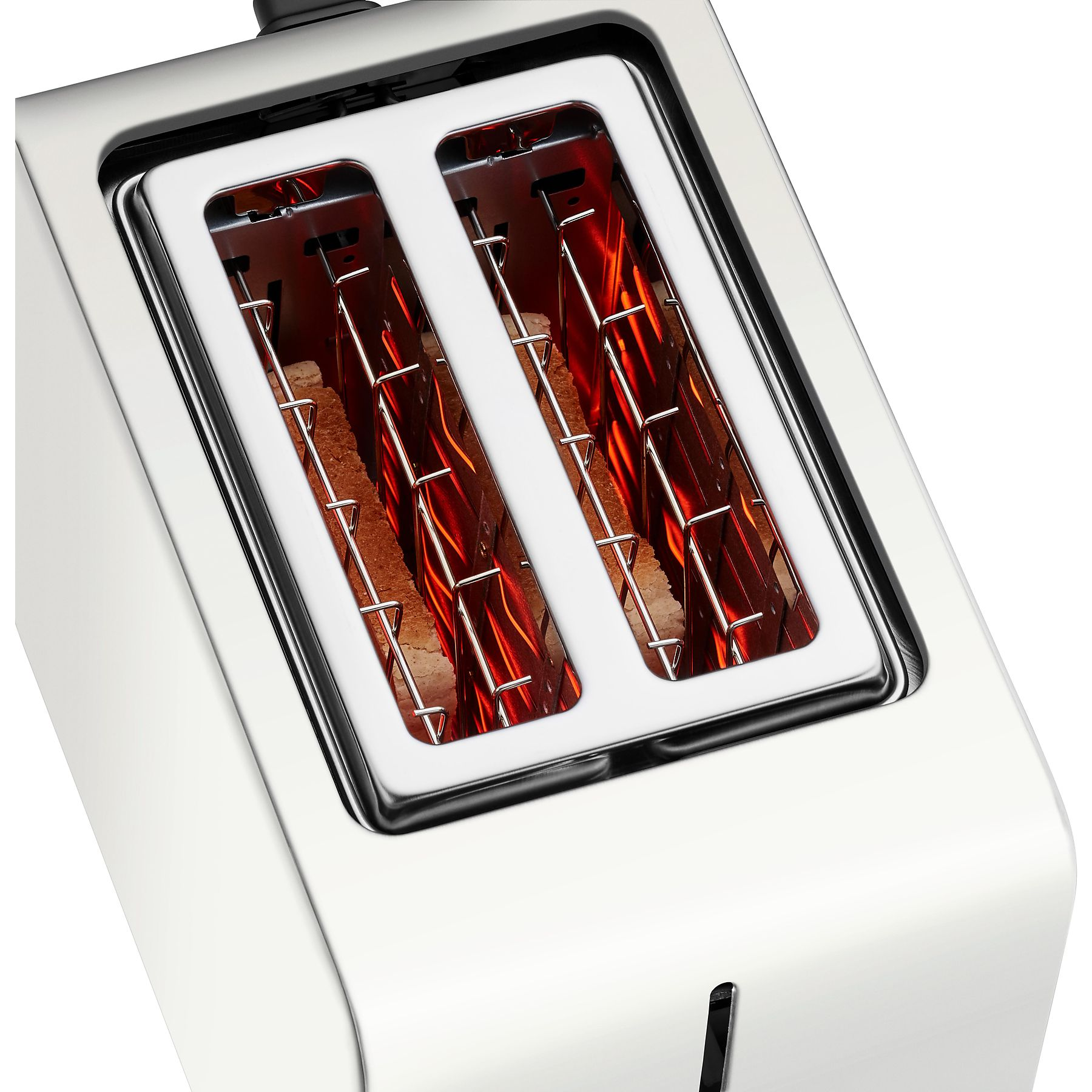 Ein weißer Toaster mit zwei Schlitzen. Im Inneren wird Toast erhitzt, der orange leuchtet. Der Rahmen ist verchromt.