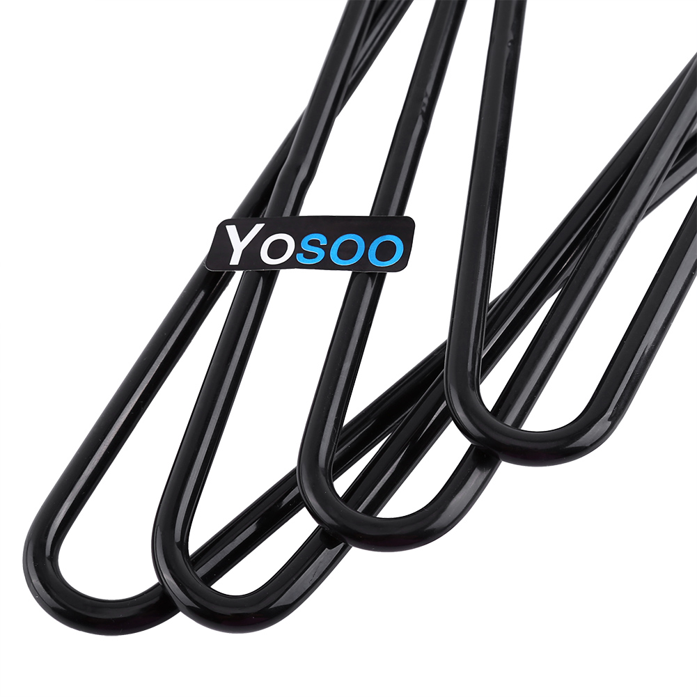 Nahaufnahme von schwarzen Metallkleiderbügeln. Das 'Yosoo'-Logo ist sichtbar. Bügel sind unten gebogen. Weißer Hintergrund.