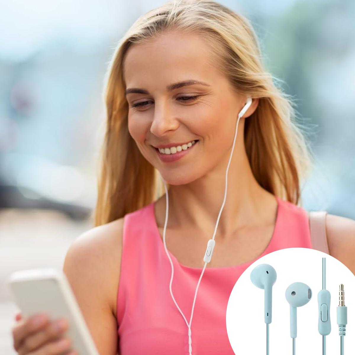 Blonde Frau in rosa Top, benutzt Telefon, lächelt, hat weiße Kopfhörer. Blaue Ohrhörer unten rechts.