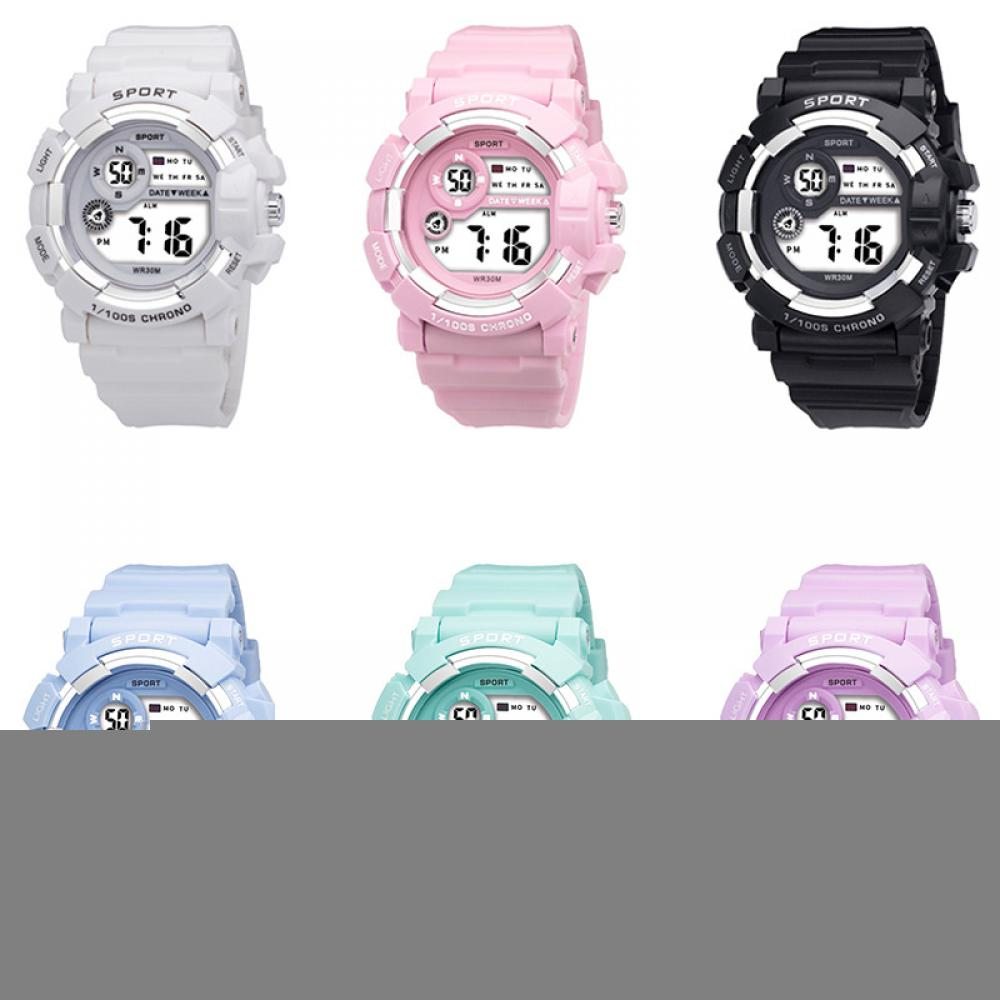 Sechs bunte Sportuhren: weiß, rosa, schwarz, blau, grün und lila. Jede zeigt die Uhrzeit an.