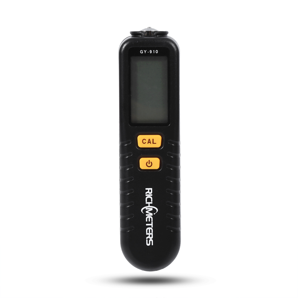 Ein schwarzes RICH METERS Feuchtigkeitsmessgerät, Modell GY-910, mit Bildschirm, CAL-Taste und Ein/Aus-Taste auf weißem Hintergrund.