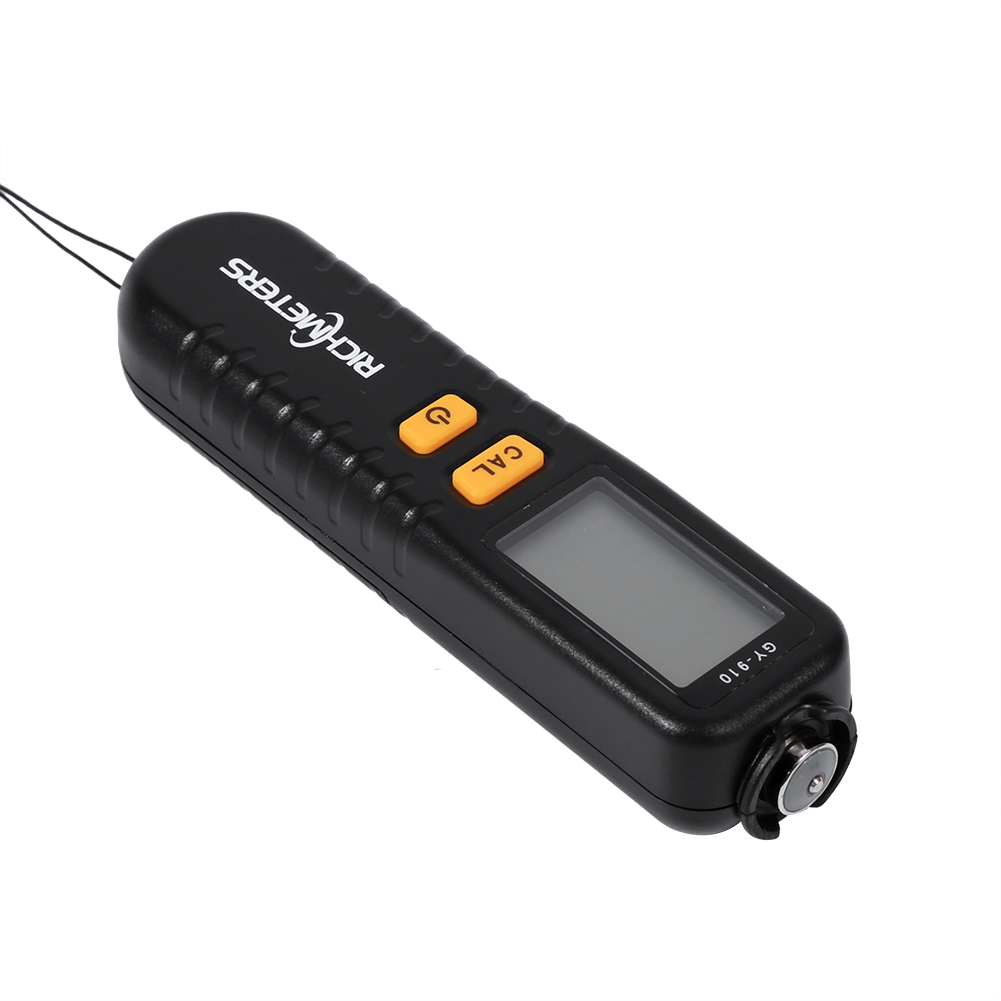 Schwarzes digitales Messgerät mit orangefarbenen Knöpfen und kleinem Display. Es trägt den Markennamen 'Richmeters' und das Modell 'GY-910'.