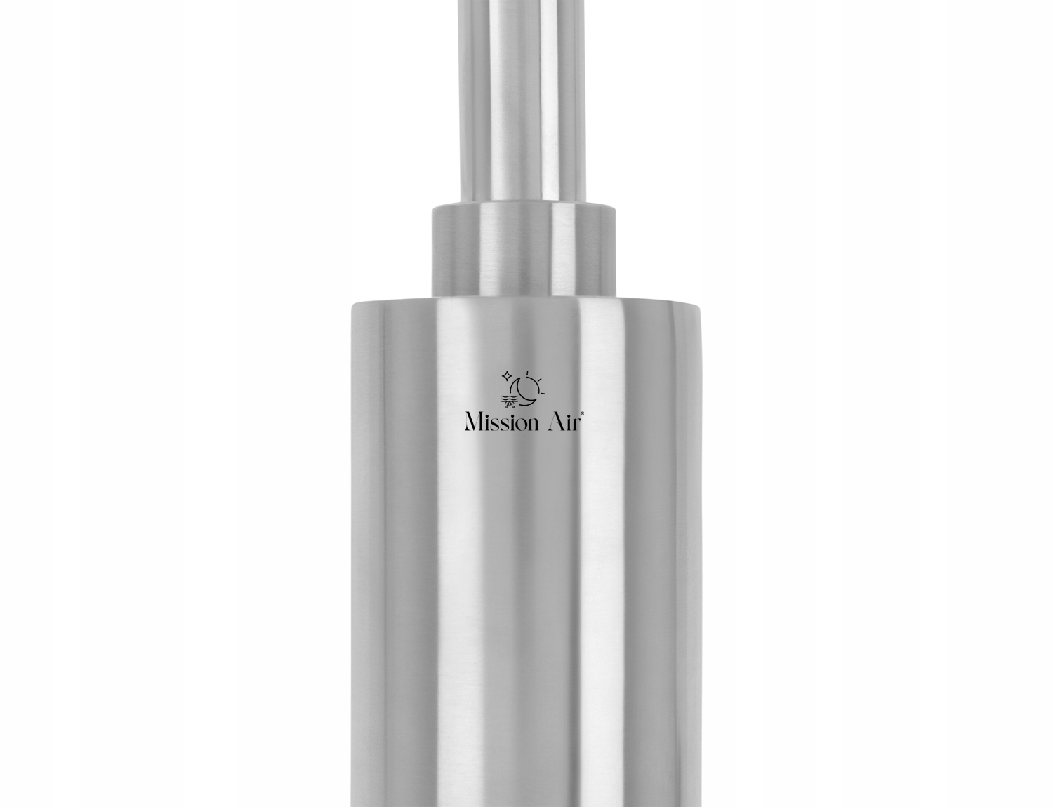 Zbliżenie srebrnego, cylindrycznego obiektu z nadrukiem 'Mission Air'. Obiekt ma dyszę na górze.