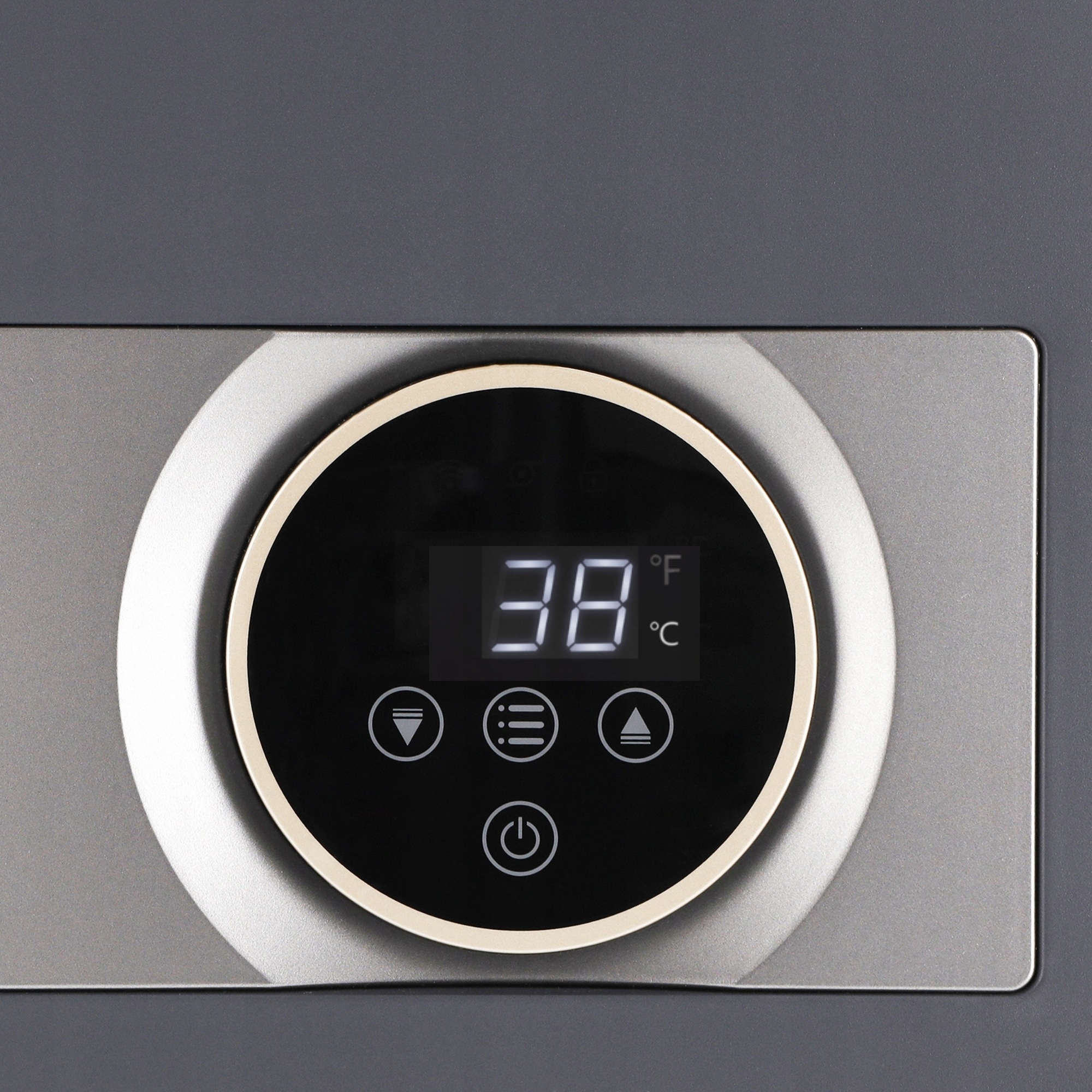 Zbliżenie cyfrowego wyświetlacza pokazującego 38 stopni. Widoczne przyciski zasilania, góra i dół.