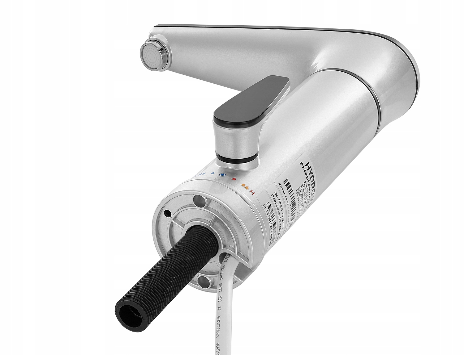 Srebrny elektryczny podgrzewacz wody. Ma czarny uchwyt i czarny, cylindryczny filtr. Widoczny jest biały kabel.