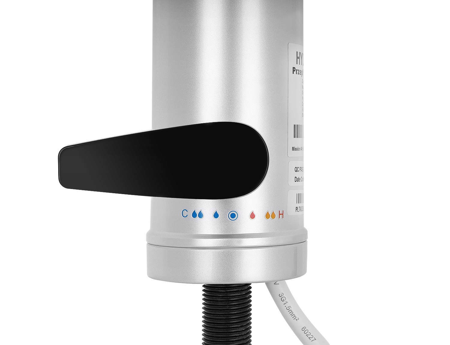 Zbliżenie srebrnego podgrzewacza wody z czarnym uchwytem. Posiada niebieskie i czerwone lampki kontrolne oraz biały kabel.